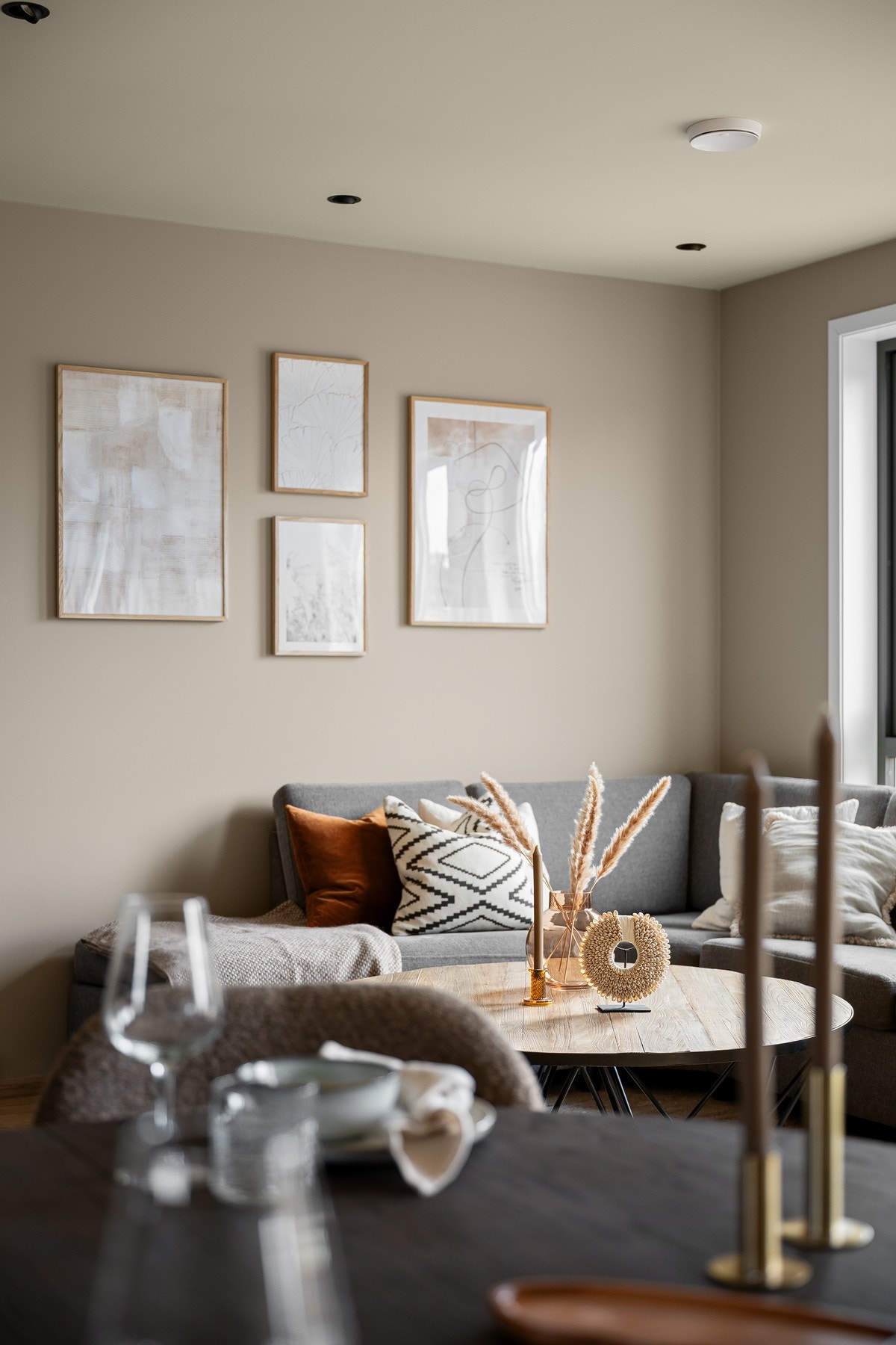 Beliggenheten er sentral, med dagligvarehandel og turmuligheter i kort avstand fra boligen. Galleribilde