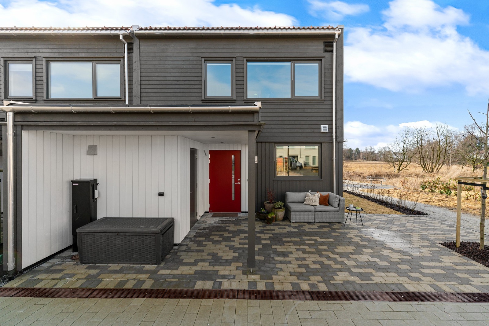 Gode skole- og barnehagetilbud i kort avstand fra boligen med blant annet Kvernaland barnehage, Frøyland barnehage, Frøyland skule og Frøyland Ungdomskule. Galleribilde