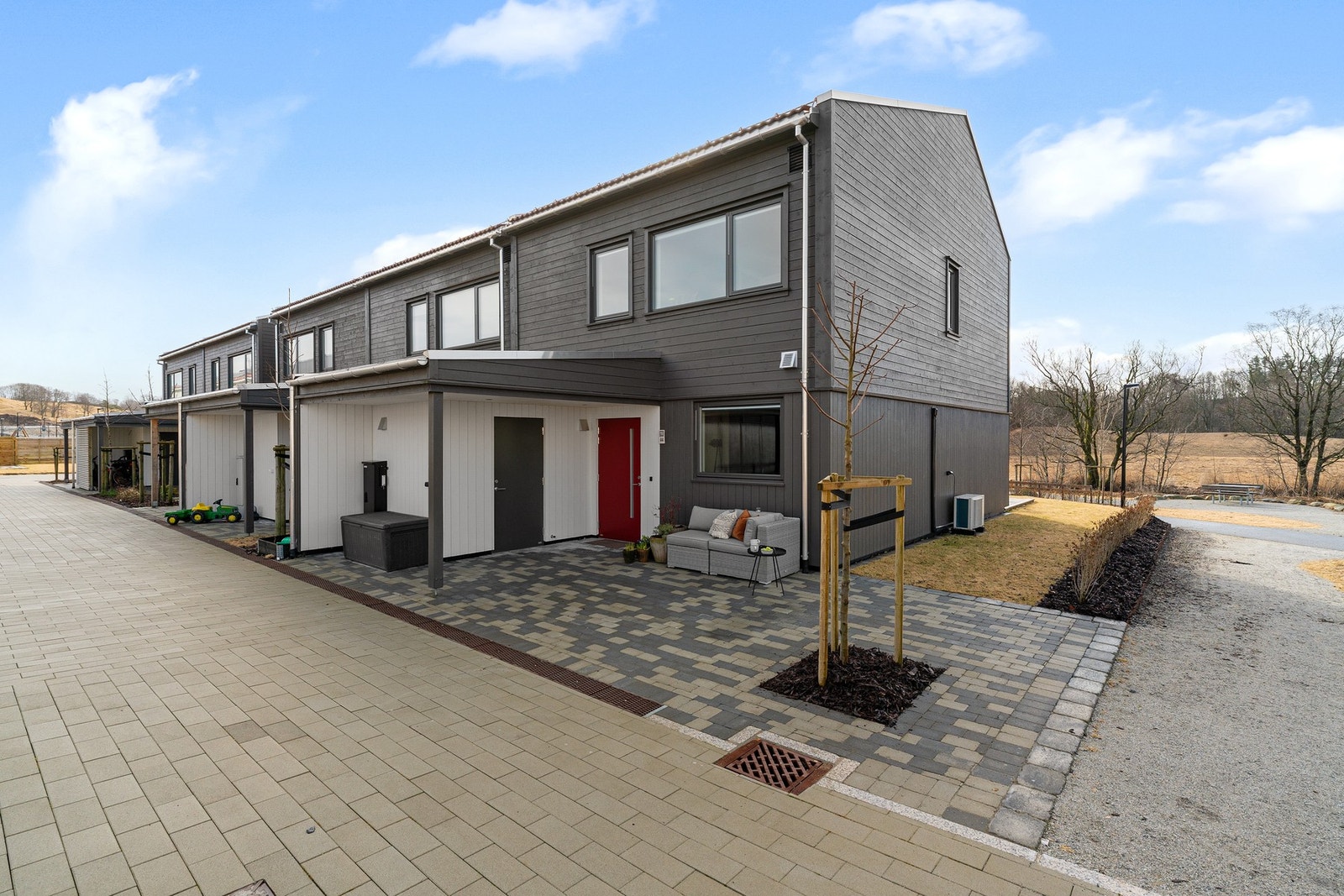 Eiendommen ligger med kort avstand til flotte turområder rundt Stemmen og Frøylandsvannet med den nye bruen Midgardsormen over til Njåskogen. Galleribilde