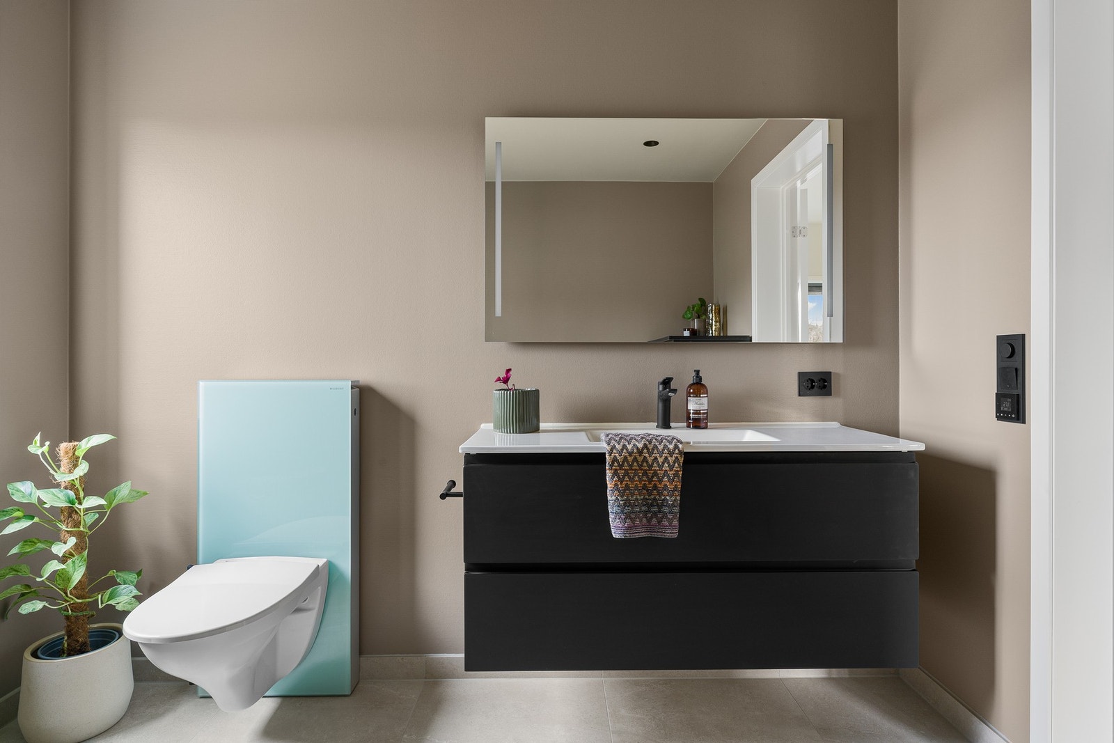 Badet i andre etasje har også fliser på gulv og vegger i dusjsonen. Vegger ellers med malt strietapet. Galleribilde