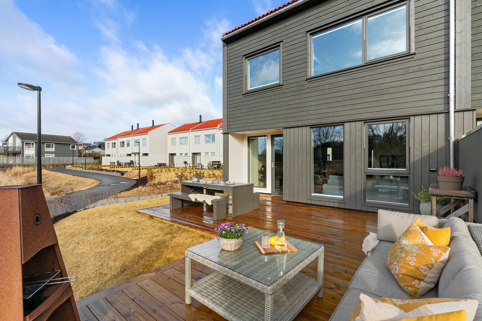 Fra stue er det utgang til boligens uteområde som består av terrasse og plen. Galleribilde