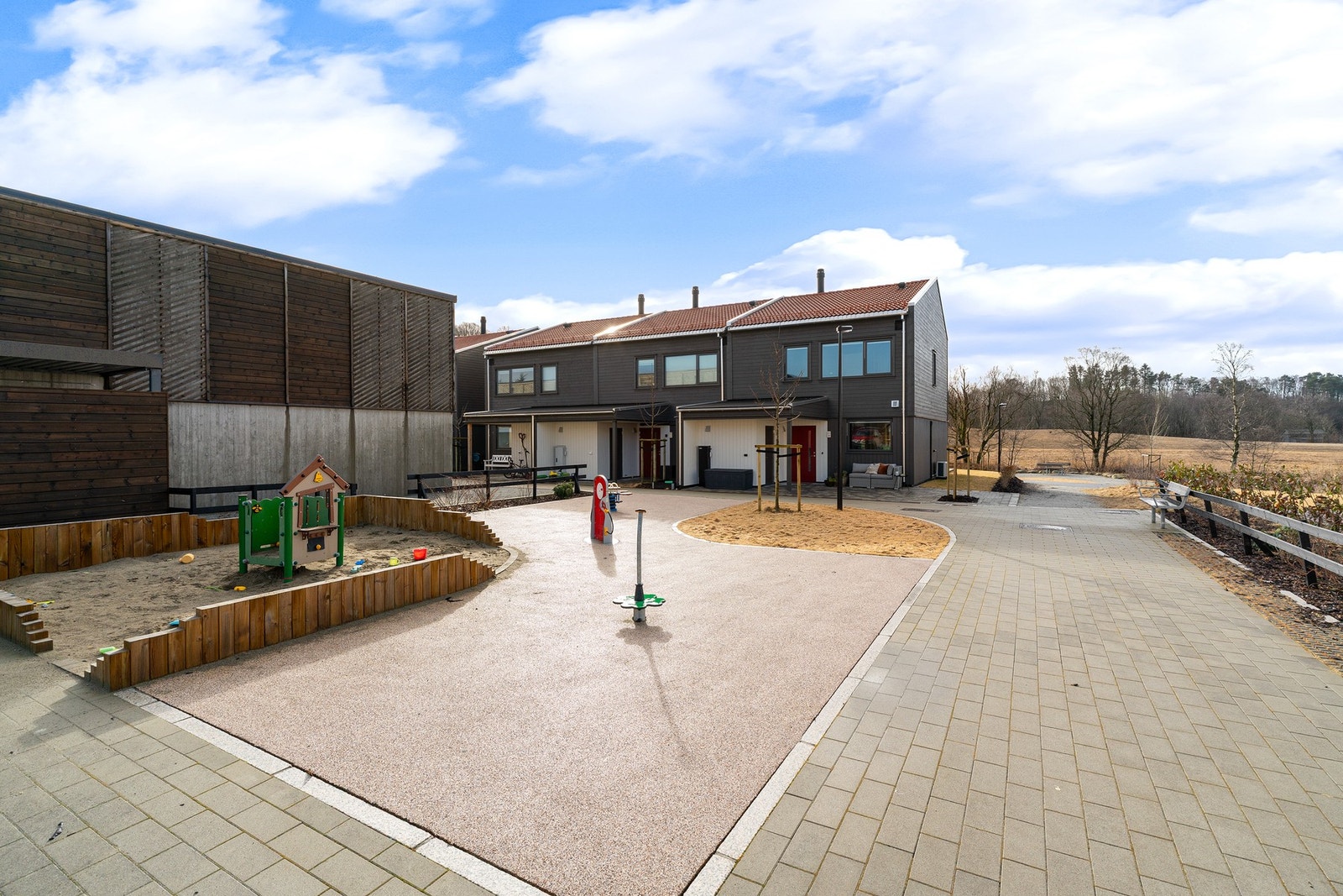 Ønsker man å benytte de store servicetilbud og kjøpesentre som både Bryne, Klepp eller Sandnes kan tilby, er alt dette tilgjengeling innen ca. 15 minutters biltur Galleribilde