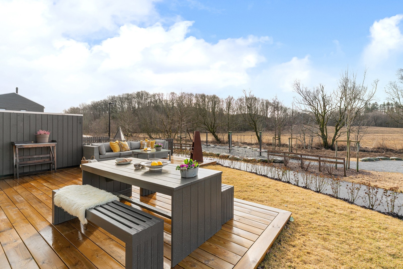 Uteområdet har god plass til utemøbler, diverse planter og grill. Galleribilde