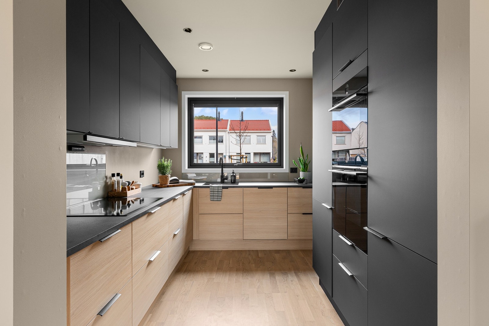 Kjøkkenet har rikelig med både skap- og benkeplass så her har en god plass til oppbevaring og gode arbeidsflater, noe som gjør kjøkkenet både praktisk og funksjonelt. Galleribilde