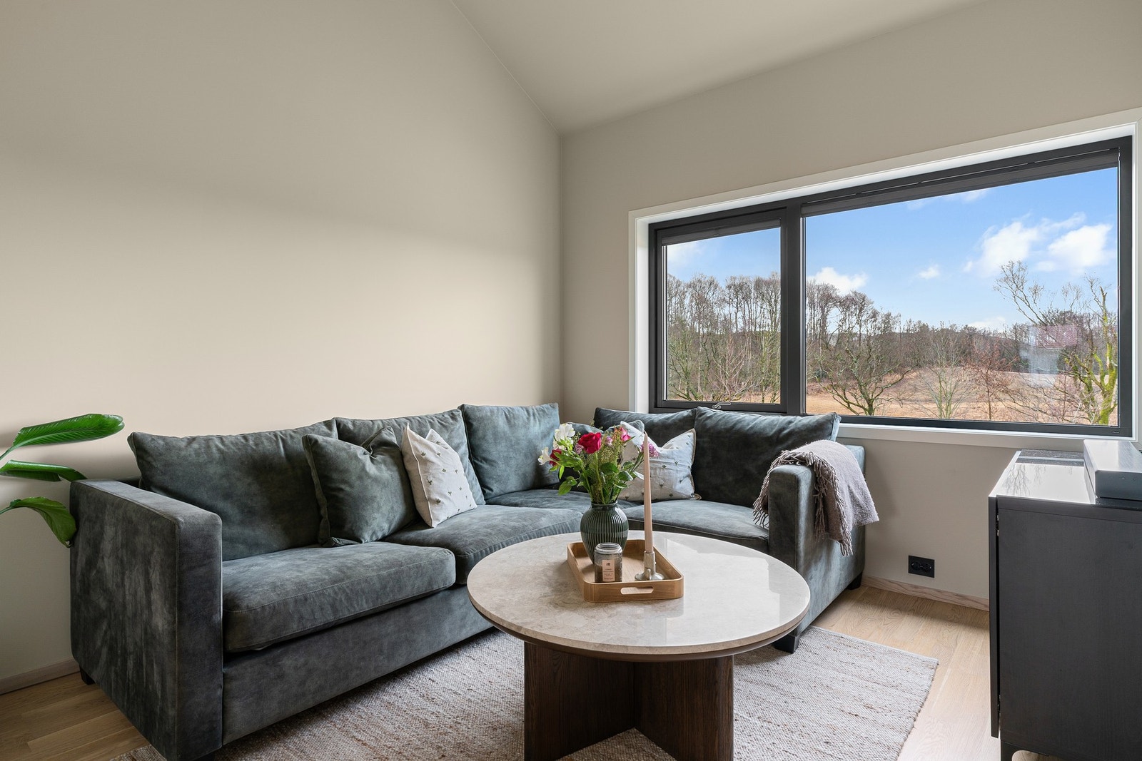 Loftstuen har lysmalte veggflater og parkett på gulv. Galleribilde