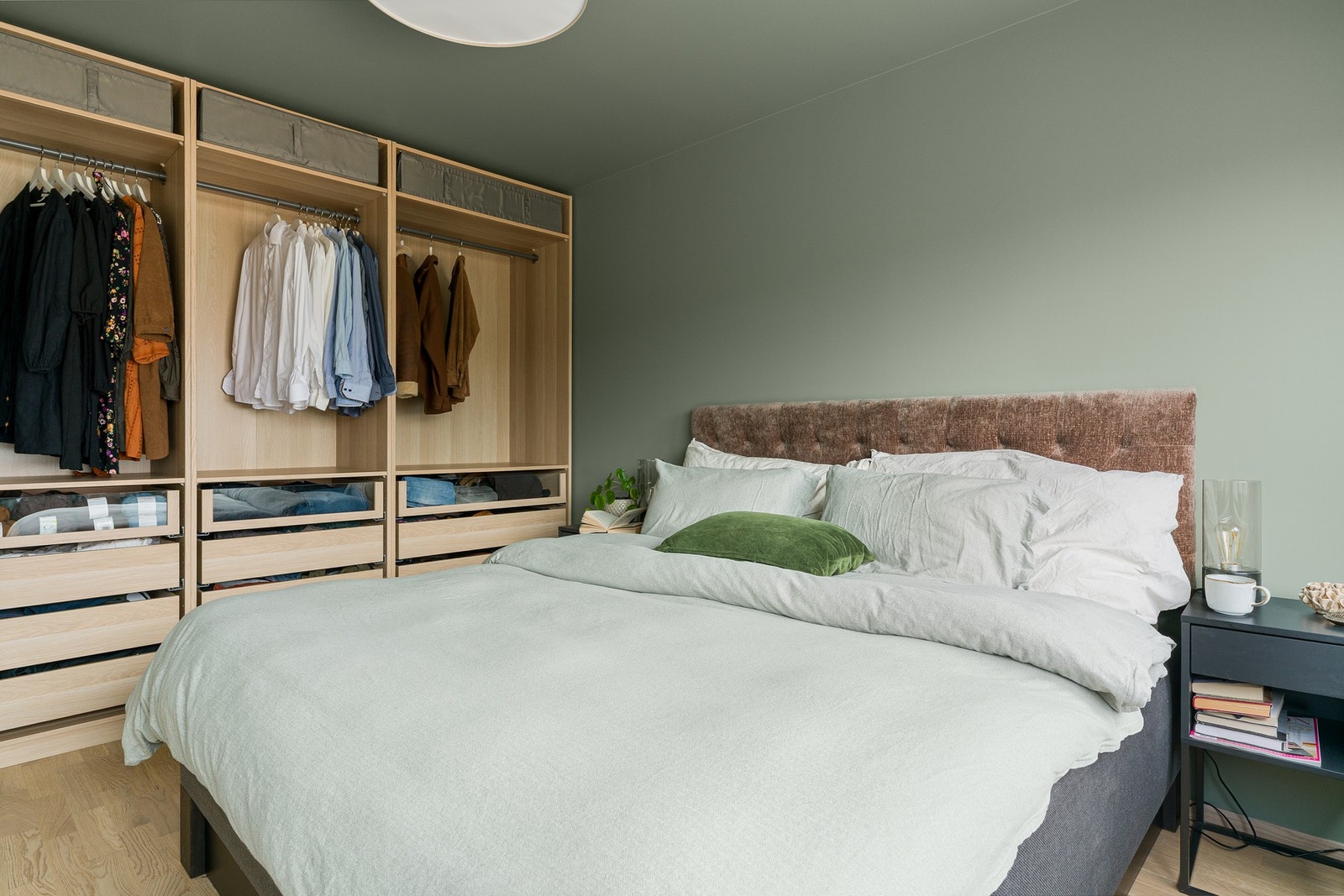 Hovedsoverommet er av god størrelse og har plass til dobbeltseng, nattbord og garderobeløsning. Galleribilde