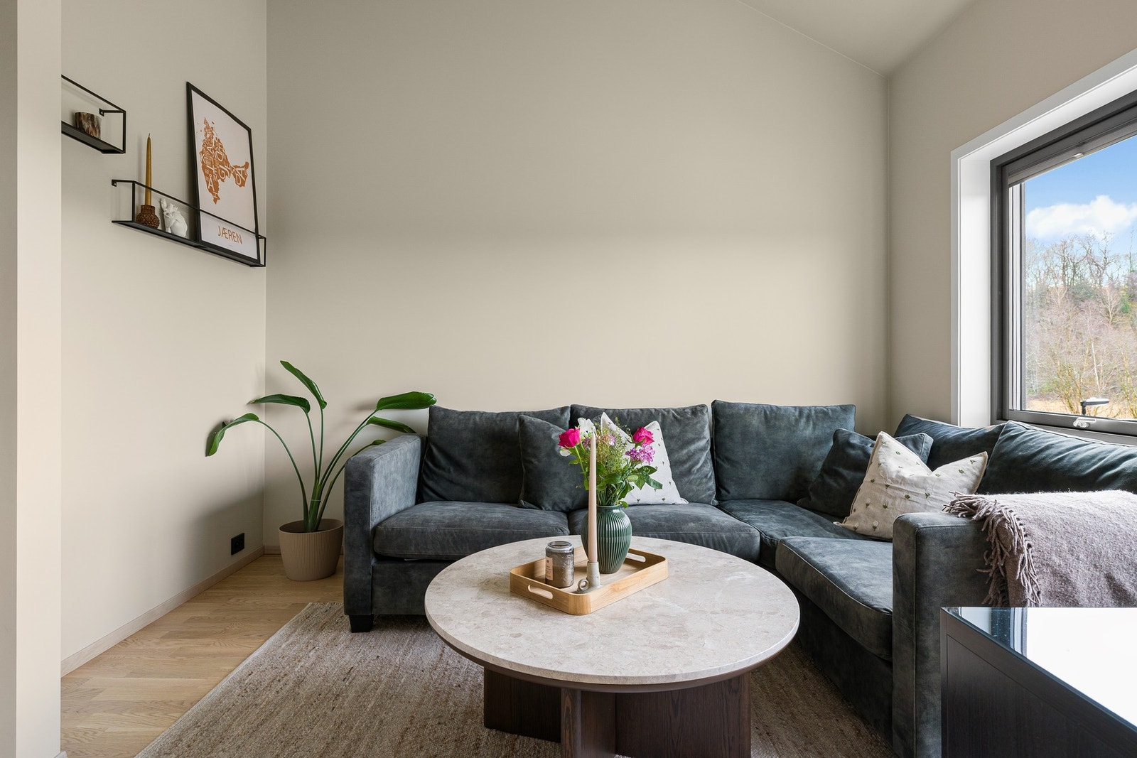 I andre etasje er det en koselig loftstue med plass til sofa, godstol og tv-møblement, noe som gir ekstra spillerom for liten og stor. Galleribilde