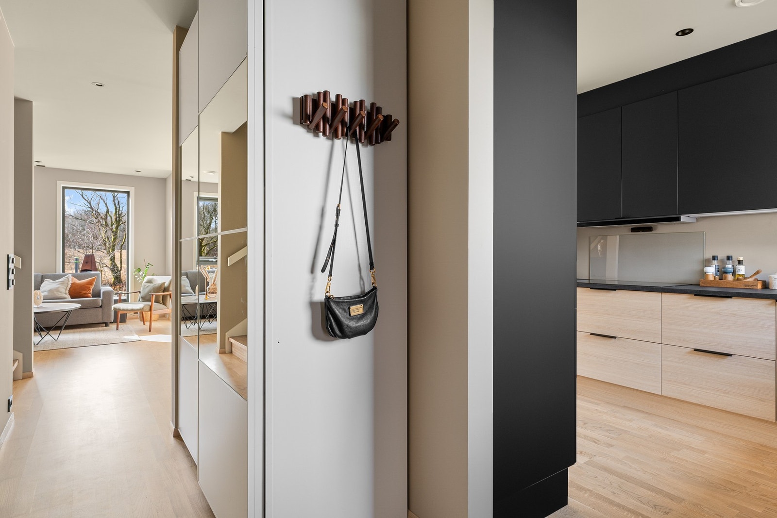 Entreen har parkett på gulv og malte veggflater. Rommet har god plass til garderobeskap for oppbevaring av yttertøy og sko. Galleribilde