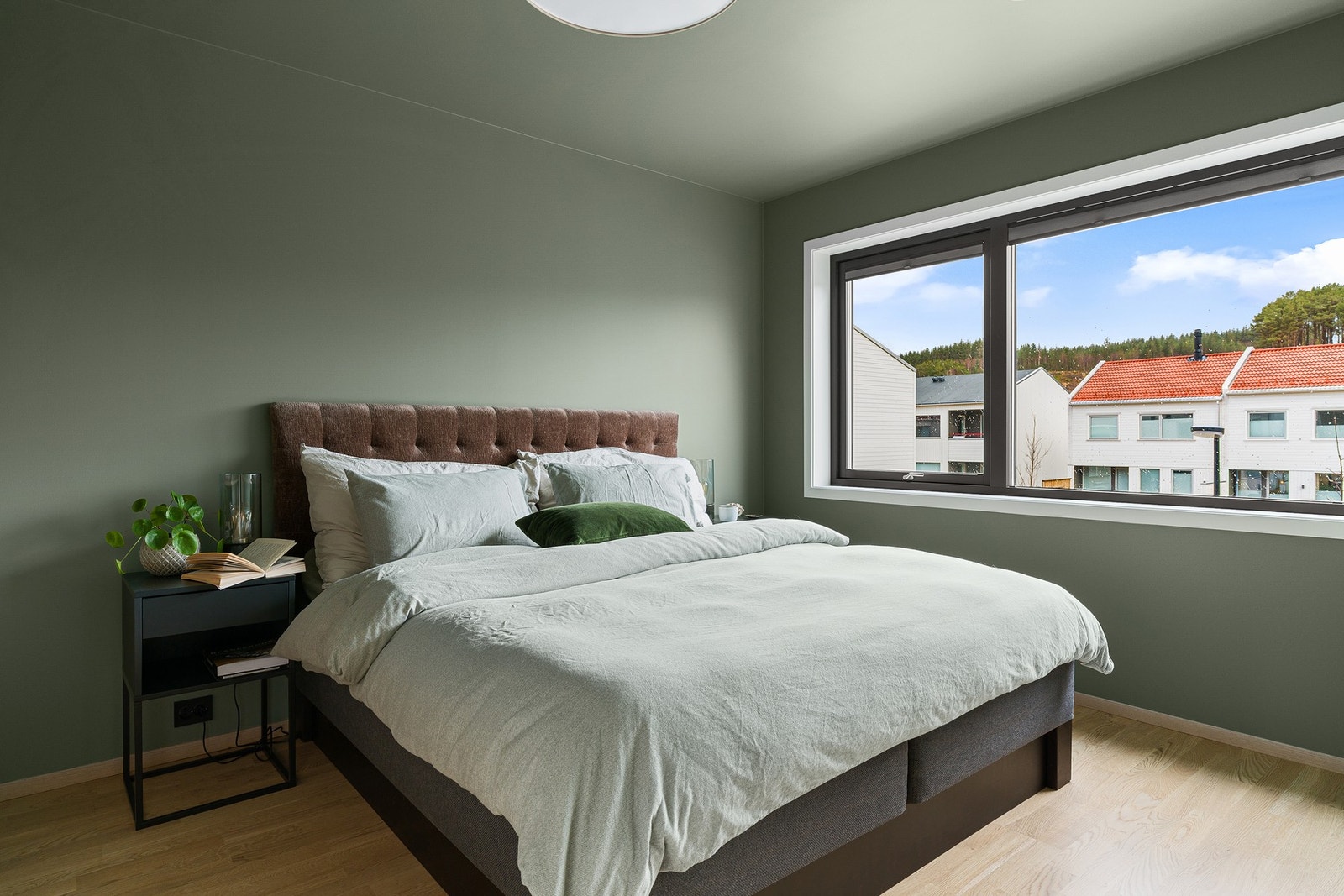 Boligen har tre soverom, hvorav alle soverommene er plassert i boligens andre etasje. Galleribilde