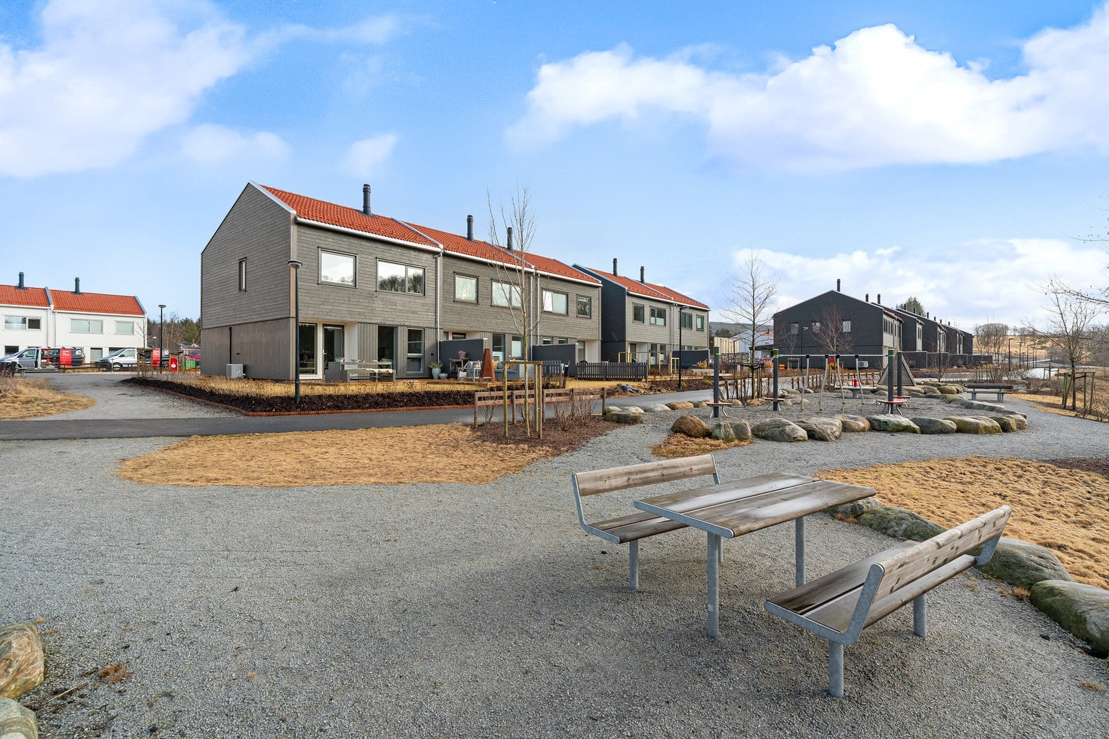 Kvernaland sentrum kan by på dagligvarehandel hos Kiwi og Coop Extra, apotek, frisør, bank og legesenter, m.m. Galleribilde