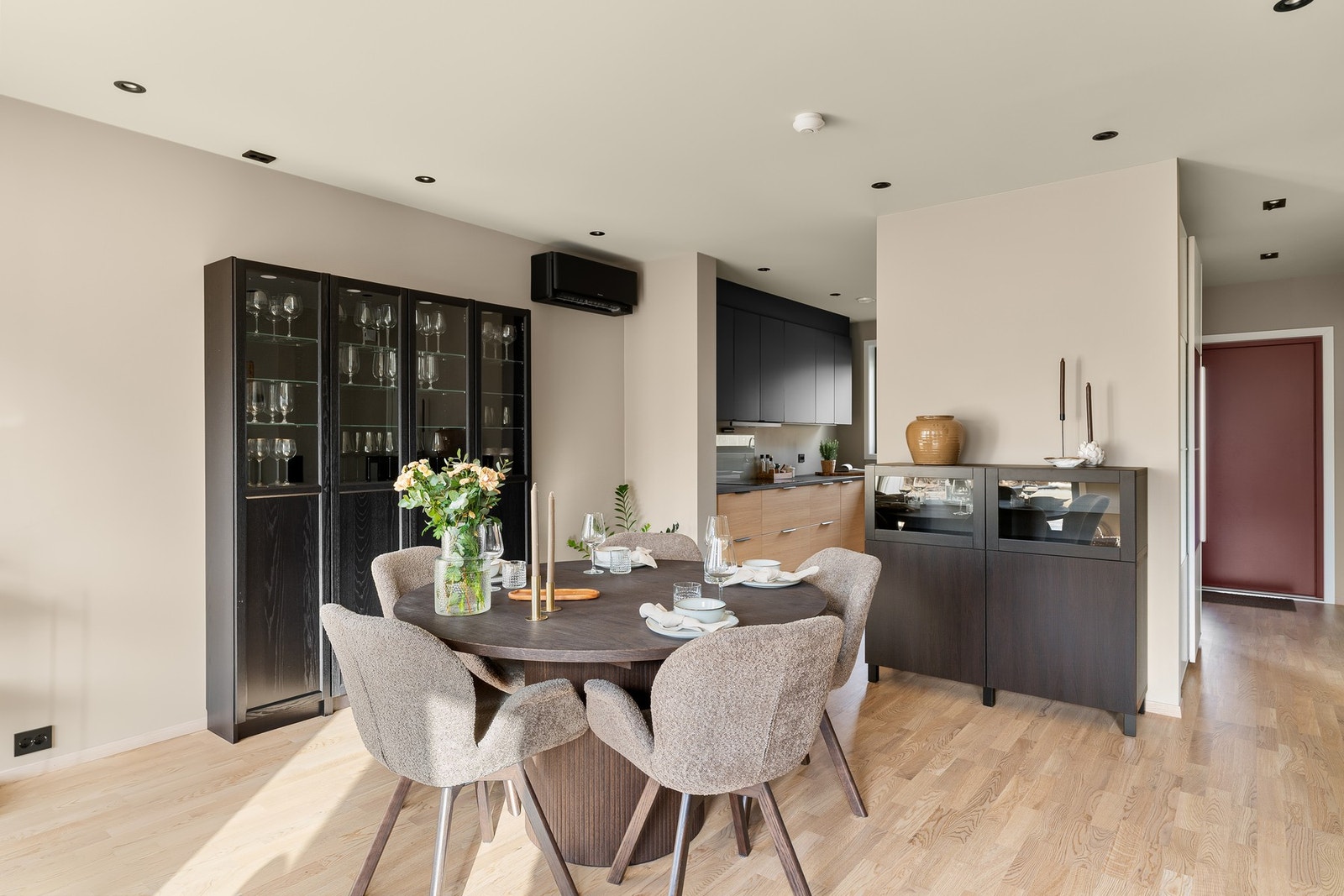 Godt inneklima året rundt sikres av varmepumpe. Galleribilde