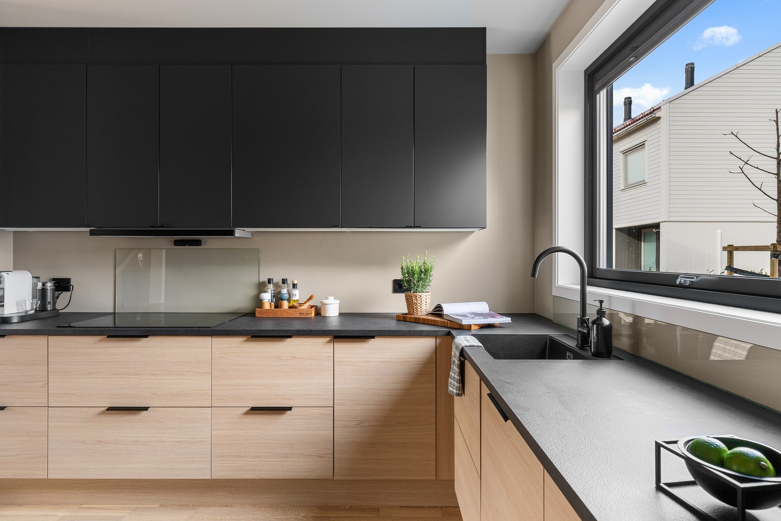 Kjøkkeninnredning med slette fronter og benkeplate i laminat. Galleribilde