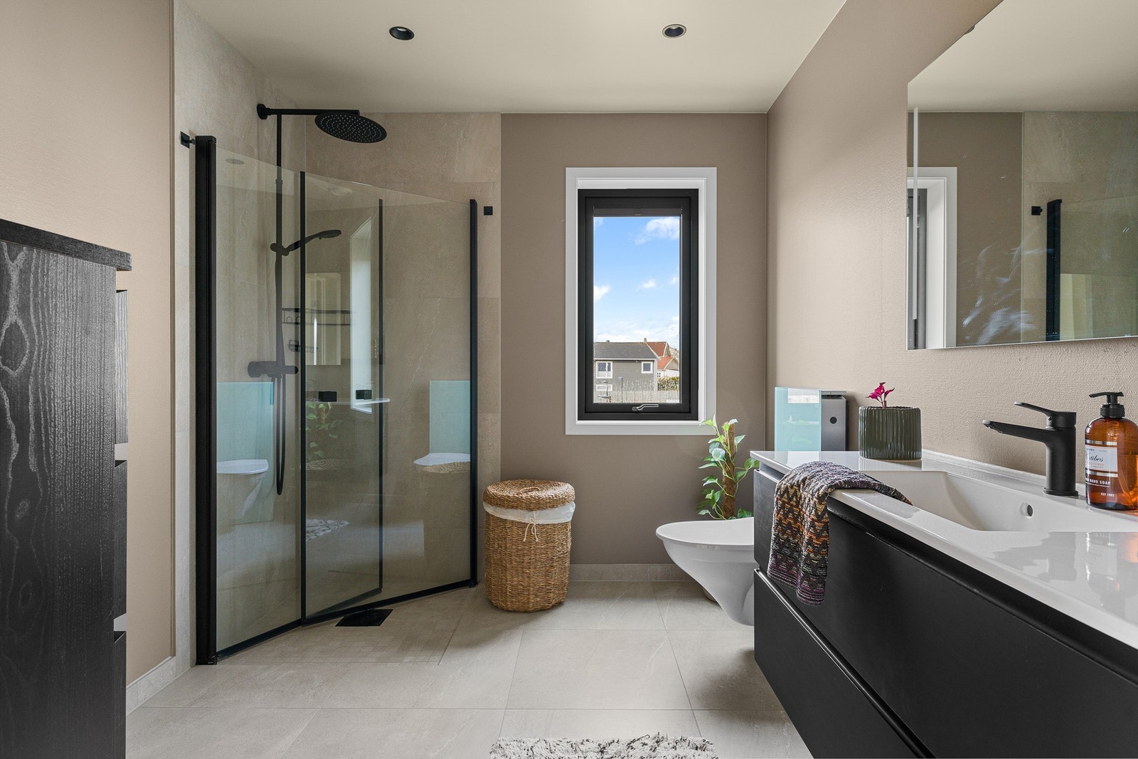 Av våtrom har boligen to bad og separat vaskerom. Et bad i hver etasje, samt vaskerom i boligens første etasje. Galleribilde