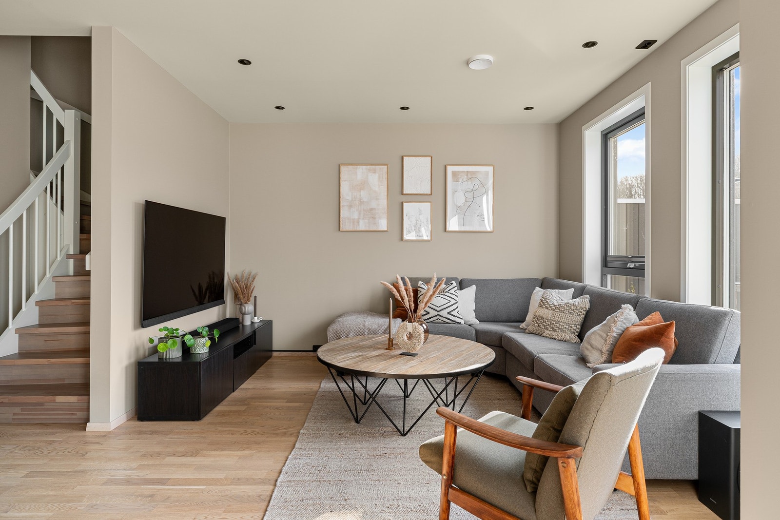 Stuen og kjøkkenet ligger i åpen løsning, den åpne løsningen gir plass til både sofa, tv-møblement og spisebord ved kjøkkensonen. Galleribilde