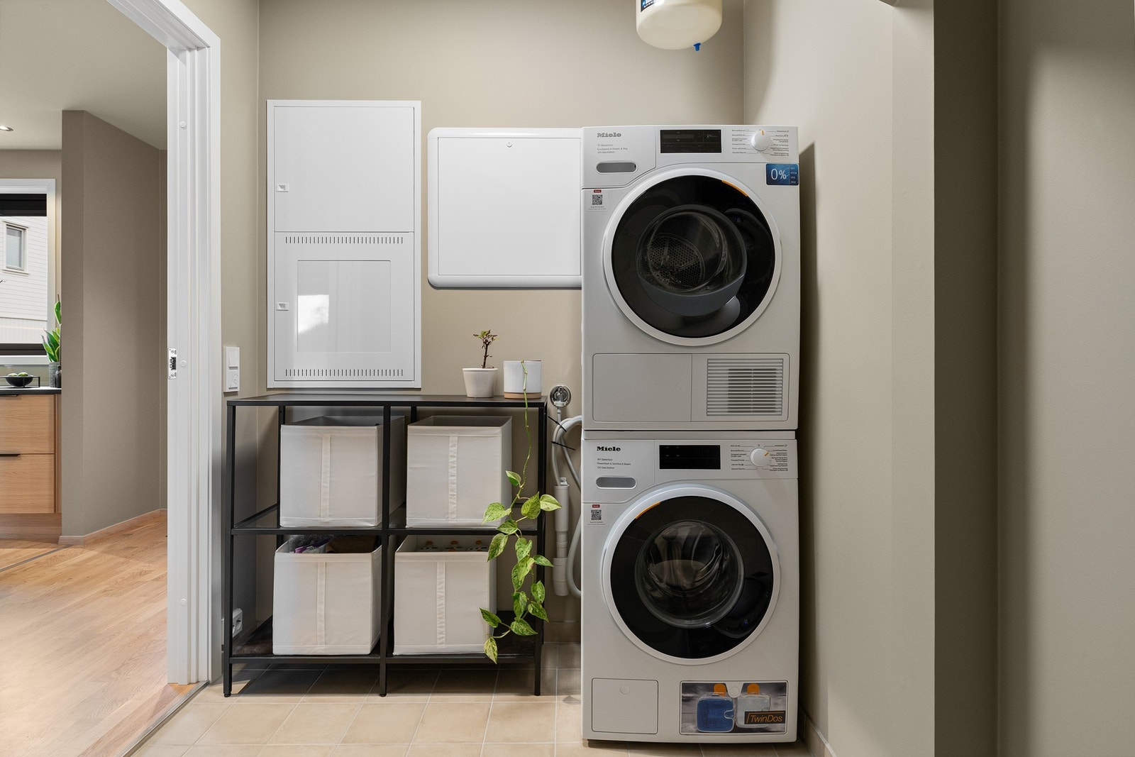 Vaskerommet har fliser på gulv og sokkelflis på vegg, samt vegger med malte overflater. Vaskerommet er en funksjonell og romslig plass som gjør hverdagslige gjøremål lettere og mer effektive. Samt praktisk oppbevaringsplass for vaskemidler og annet utstyr Galleribilde