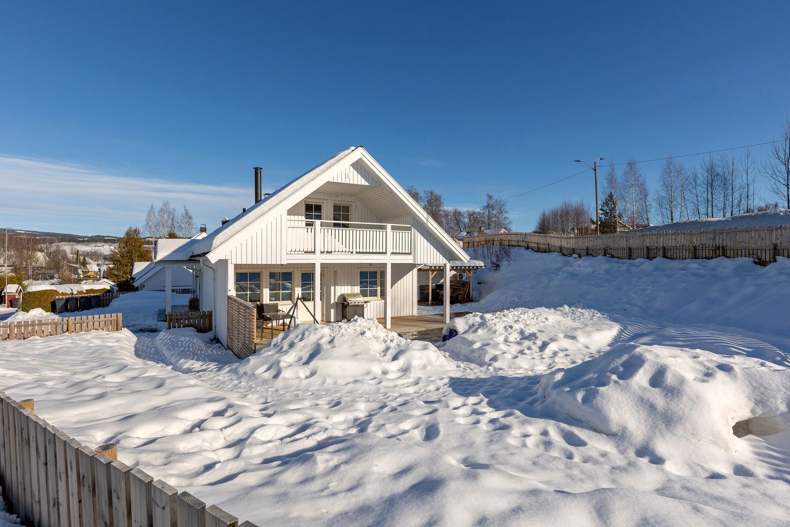 Det er satt opp gjerde rundt eiendommen. Galleribilde