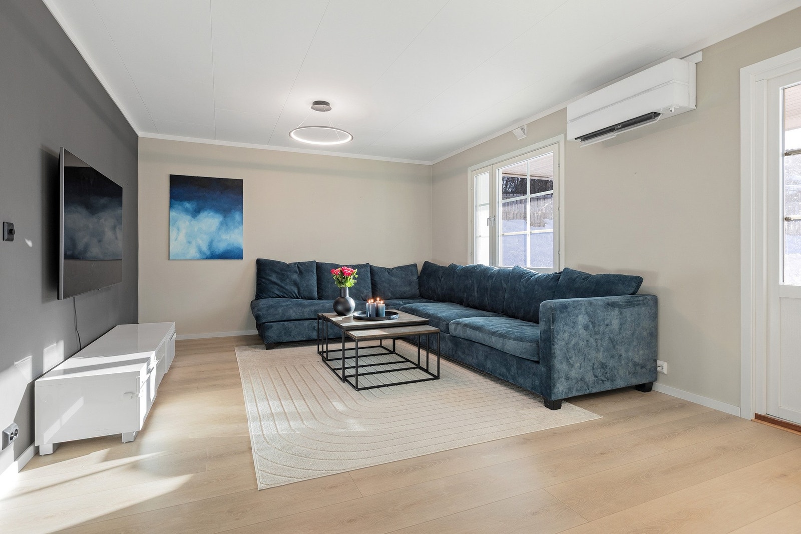 Boligen blir blant annet oppvarmet med varmepumpe i stue, samt vedfyring i peisovn. Galleribilde