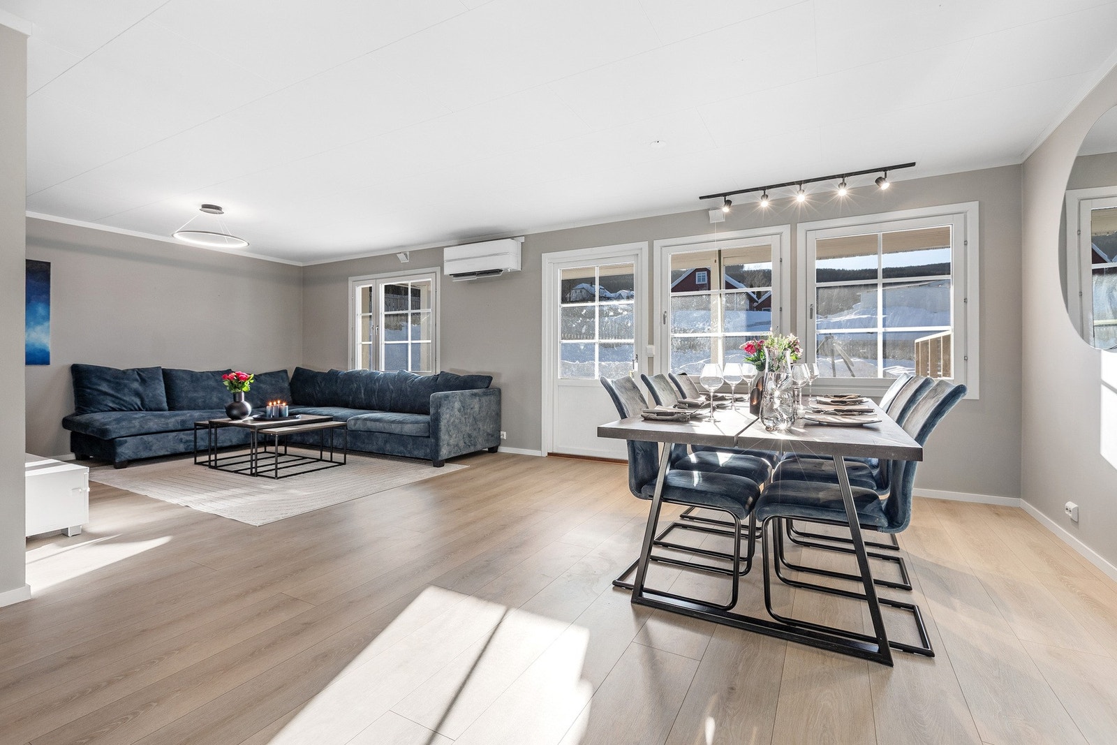 Fra oppholdsrommet er det også utgang til terrasse og uteområde. Galleribilde