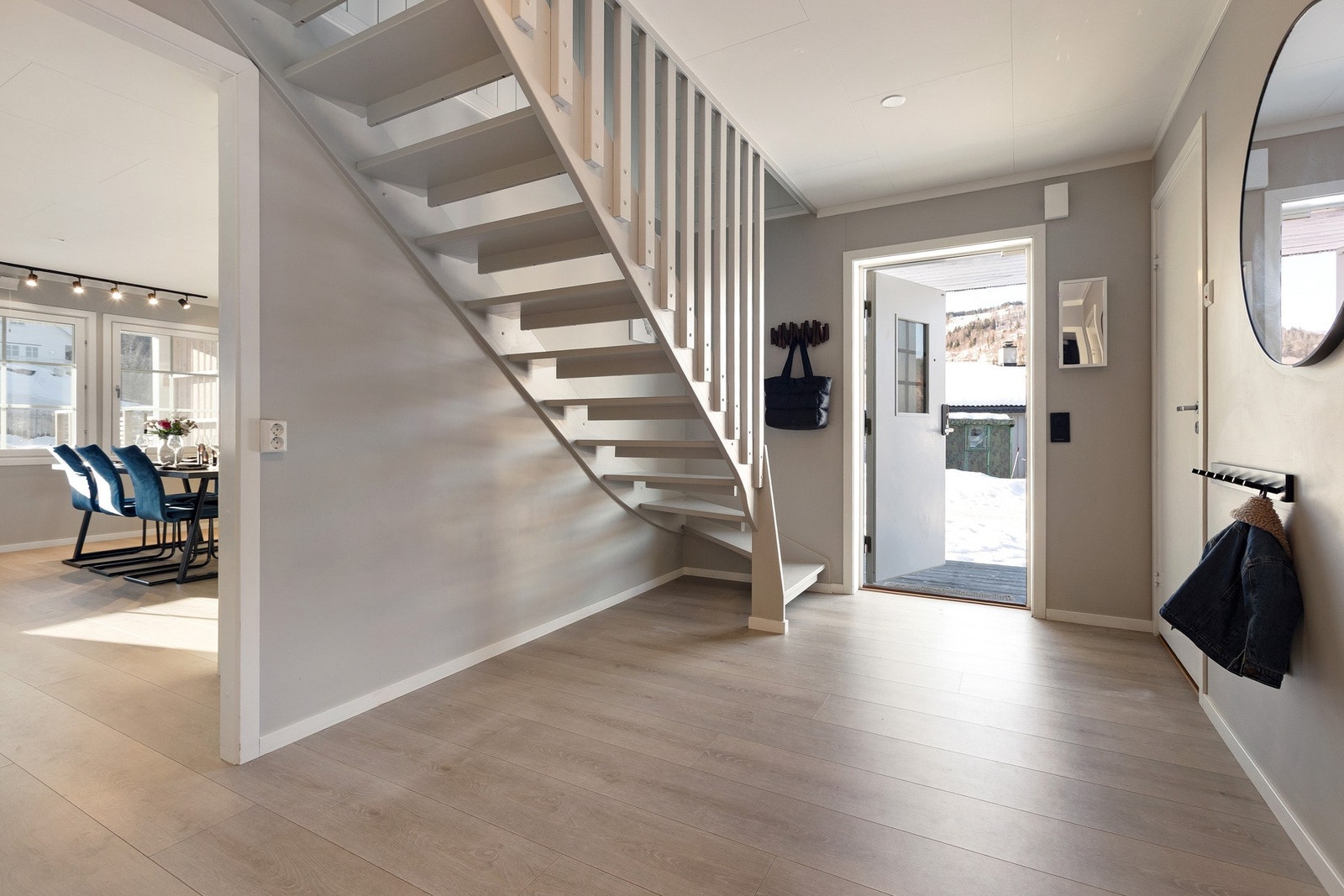 Romslig entre med god plass til sko og klesoppbevaring. Galleribilde