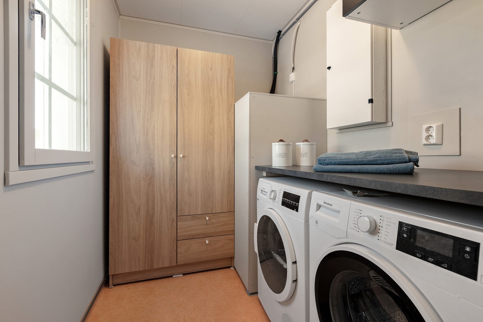 I tillegg har boligen vaskerom i tilknytning til entreen med opplegg for vaskemaskin og tørketrommel. Galleribilde