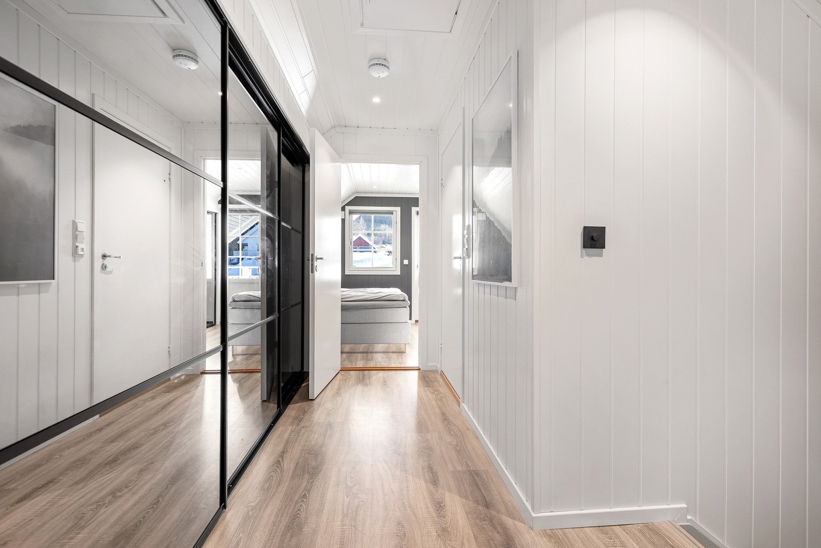 Det er avvik fra opprinnelige byggetegninger når det gjelder 2. etg. Etasjen er registrert som uinnredet og må bruksendres til boligareal. Galleribilde