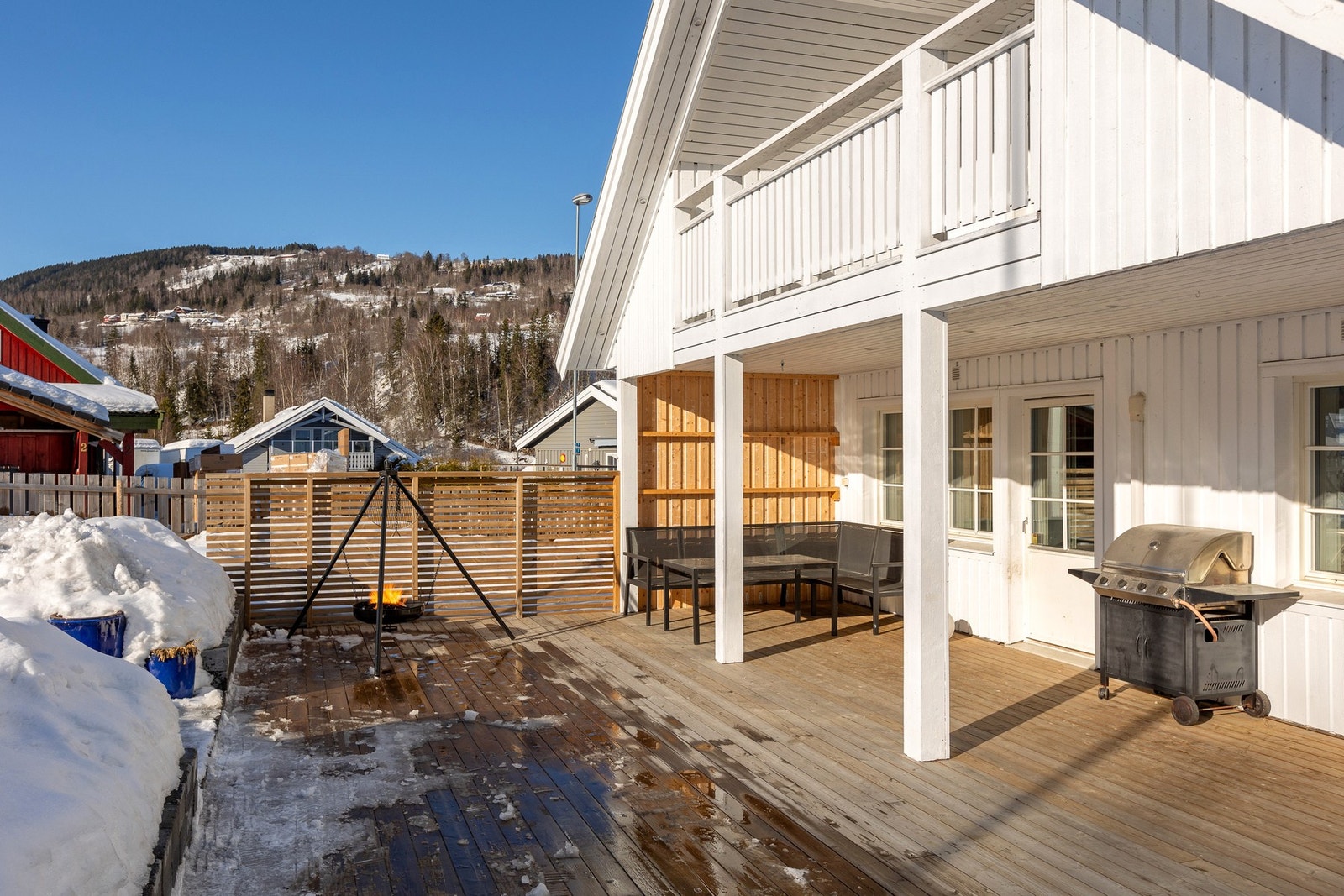 Romslig terrasseplatting med gode solforhold. Galleribilde