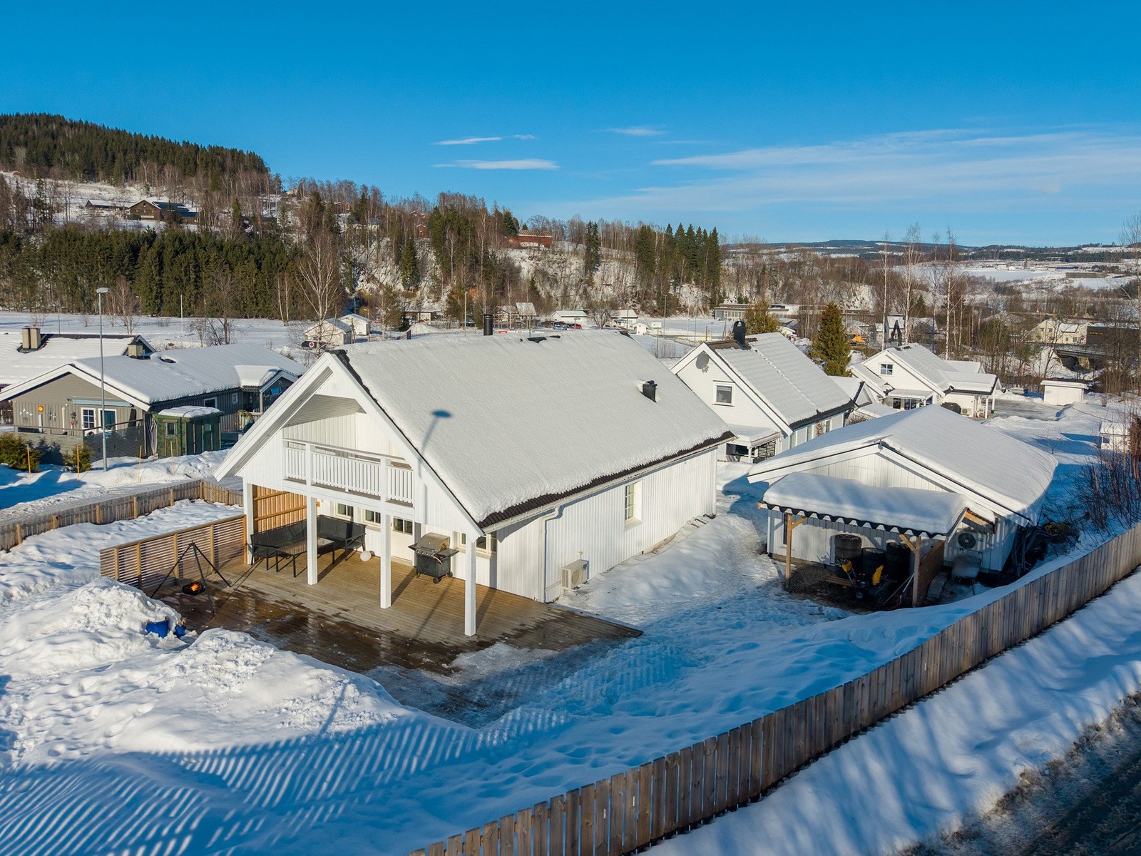 Eiendommen har en solrik beliggenhet i midt i Vingrom sentrum. Galleribilde