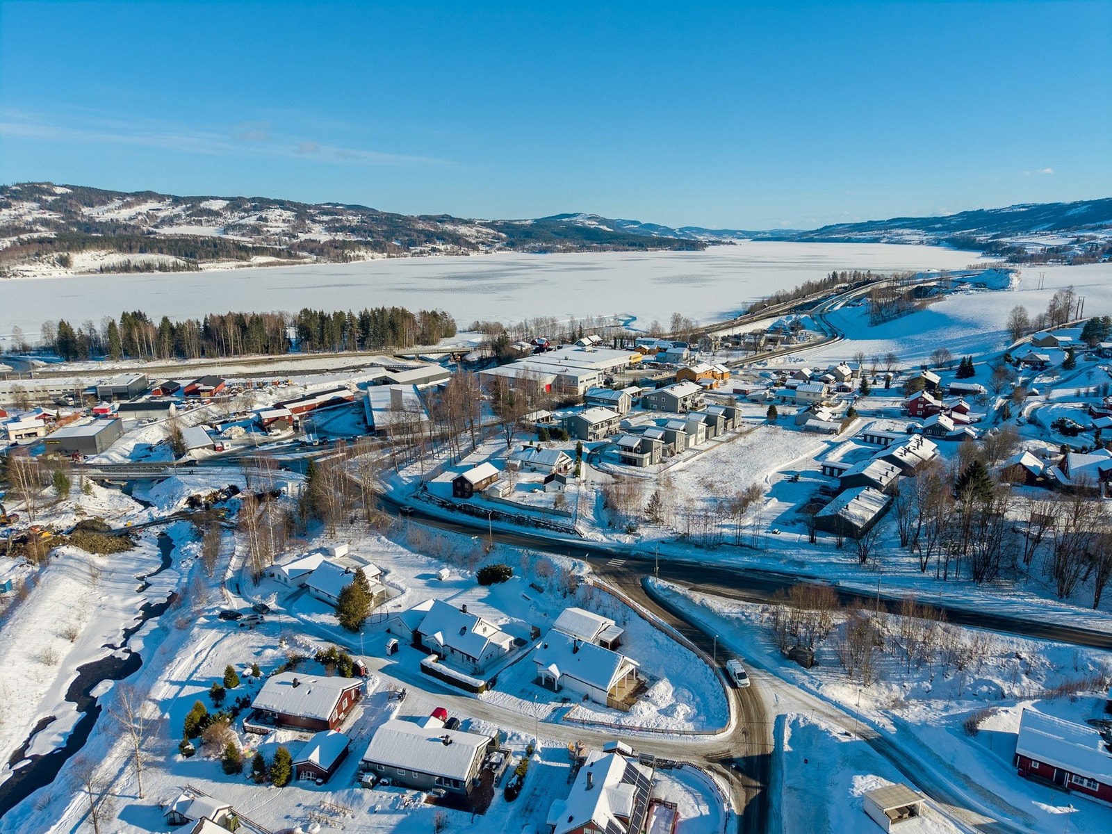 Det er også gode tur- og treningsmuligheter i nærområdet, både sommer og vinter, med lysløype, lekeplasser og store friområder rett utenfor byggefeltet. Galleribilde
