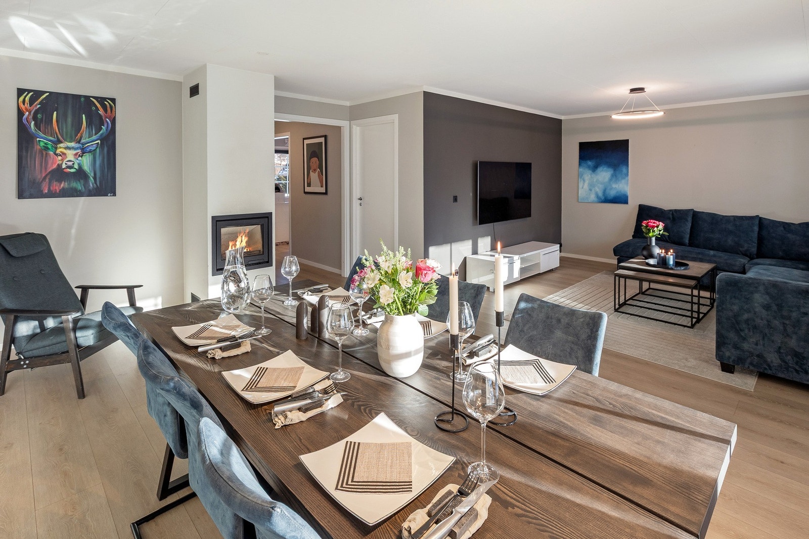 Her er det god plass til både sofagruppe og stort spisebord. Galleribilde