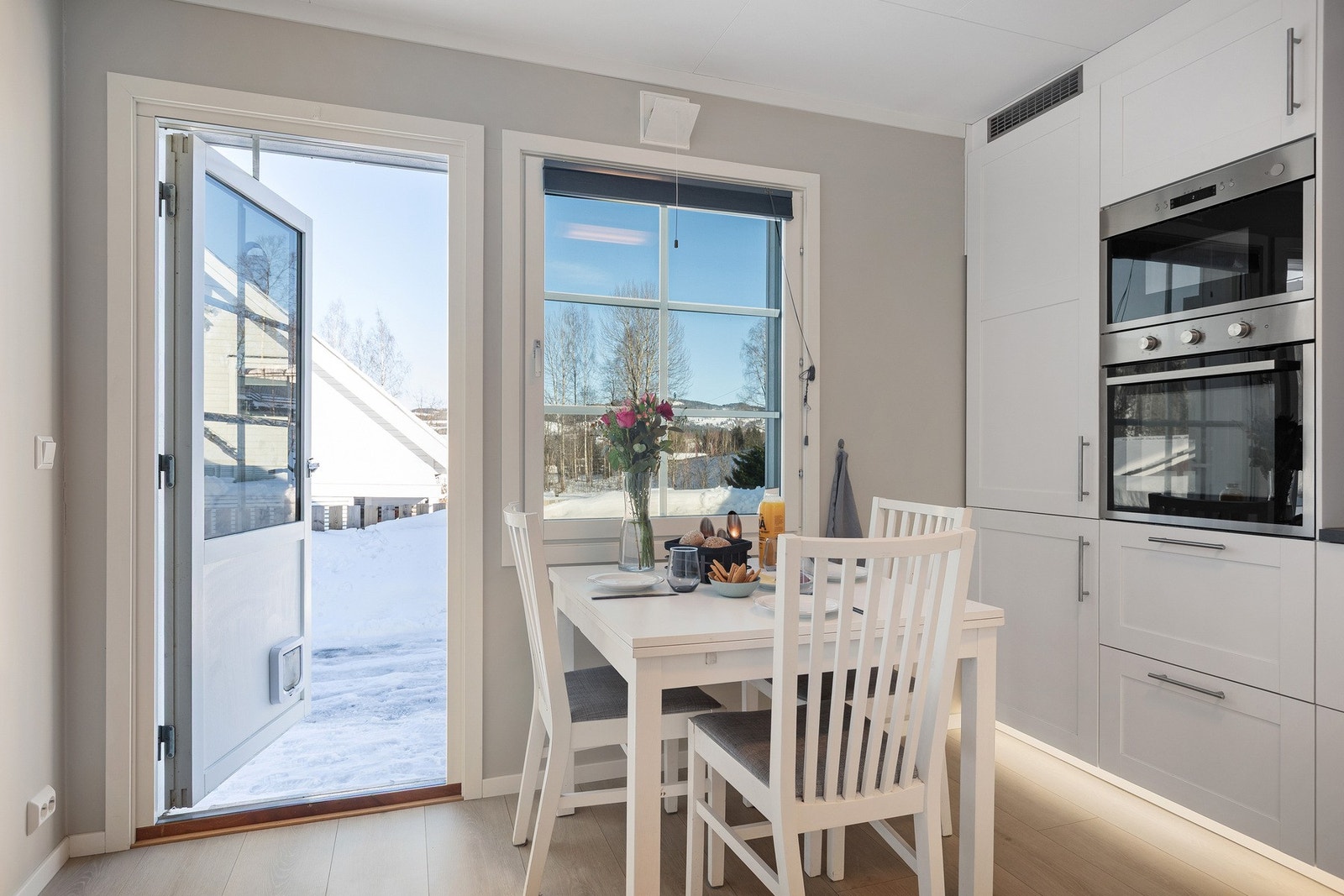 Utgang til hage fra Kjøkkenet. Galleribilde