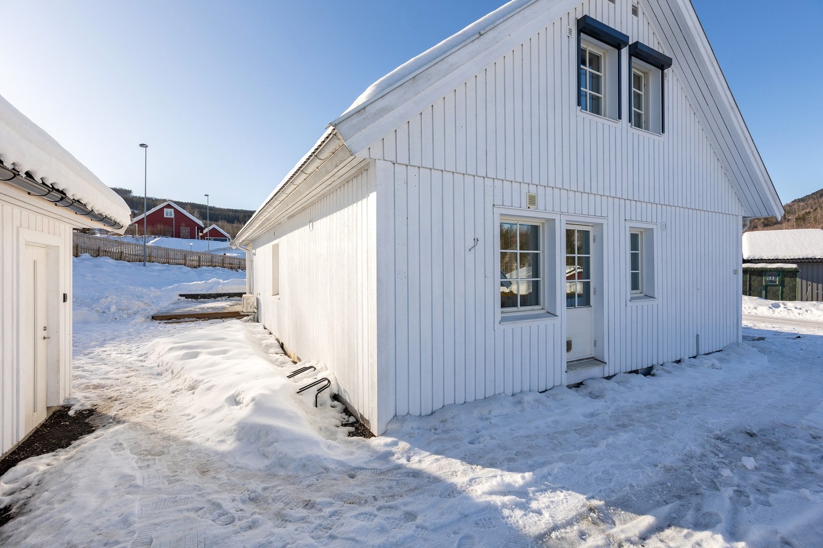 Innkjøringen er Asfaltert og det er asfaltert biloppstillingsplasser. Galleribilde