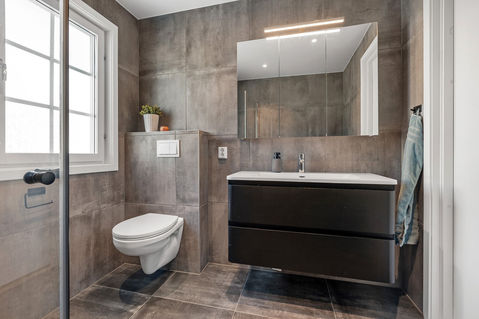 Det er to bad i boligen, ett i hver etasje. Galleribilde