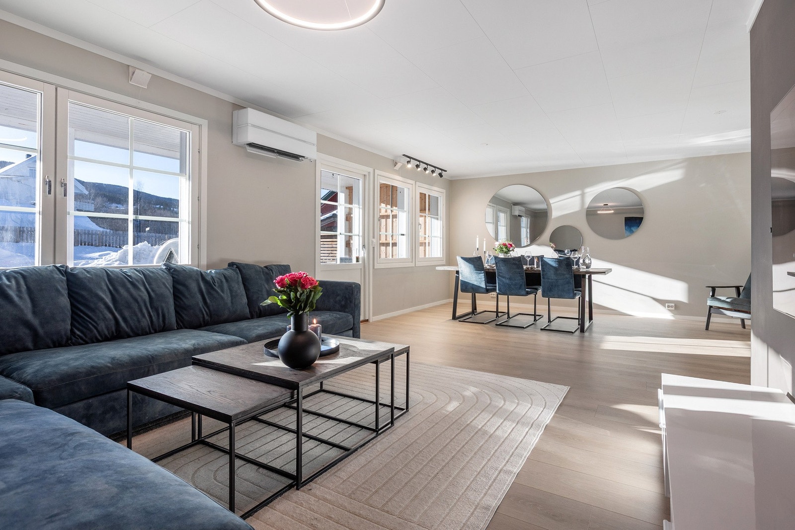 Stue og spiseplass danner en åpen og luftig løsning. Galleribilde