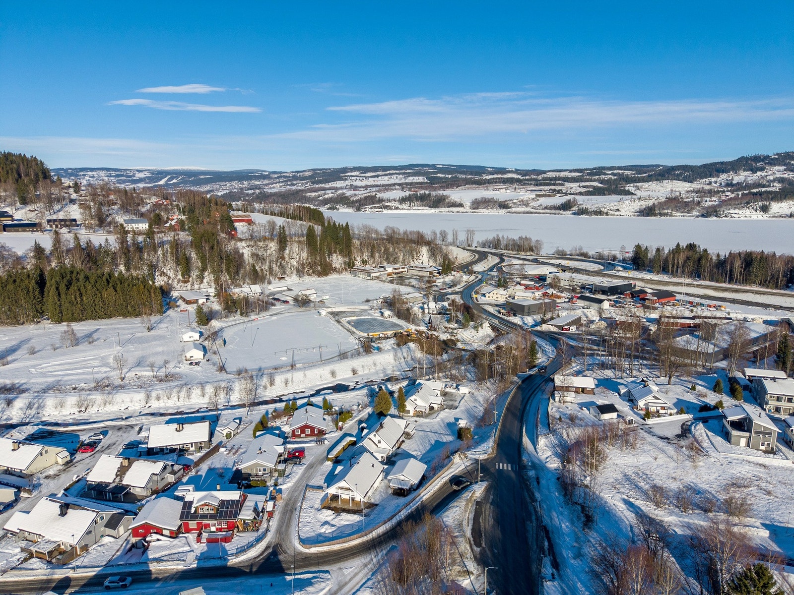 Området er svært barnevennlig og byr på korte avstander til blant annet barneskole, barnehage, dagligvarebutikk, post, samt idrettsanlegg med både kunstgressbane og skøytebane. Galleribilde