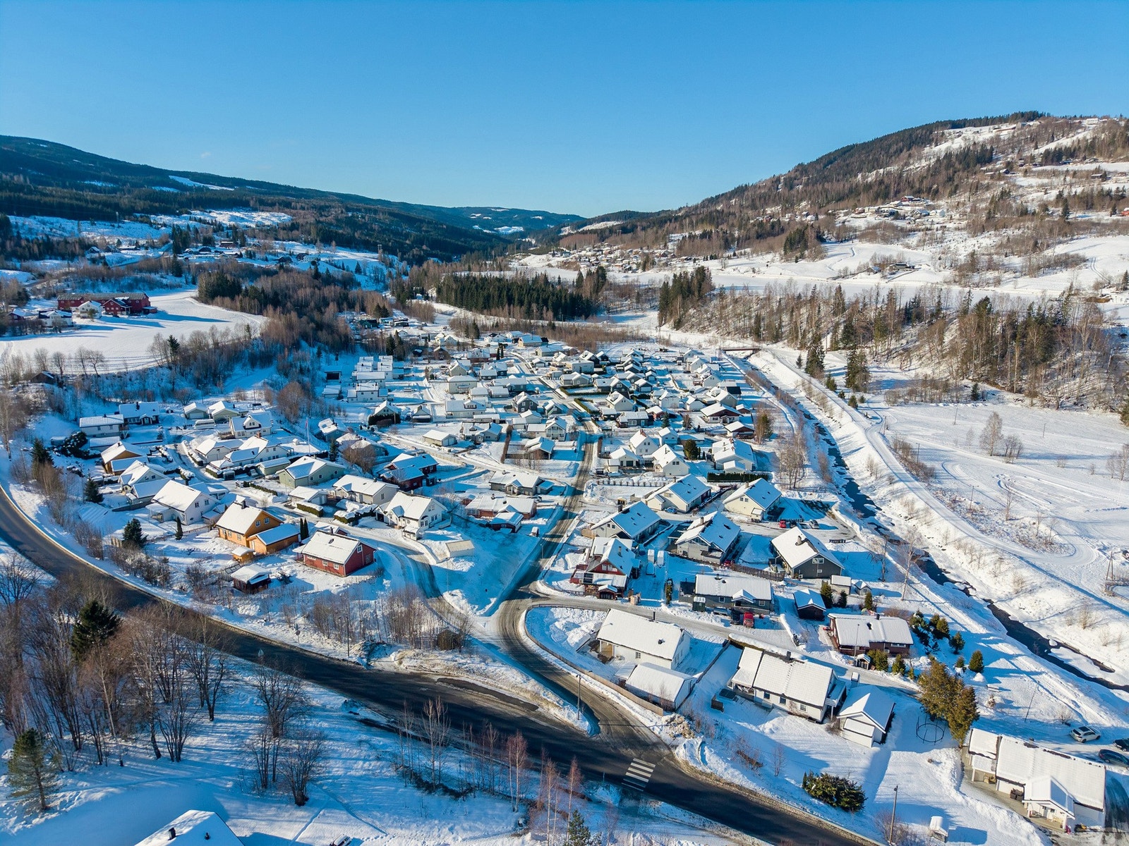 Fra eiendommen er det gangavstand til både Mjøsa og elva Rinna, hvor man finner fine badeplasser og gode fiskemuligheter. Galleribilde