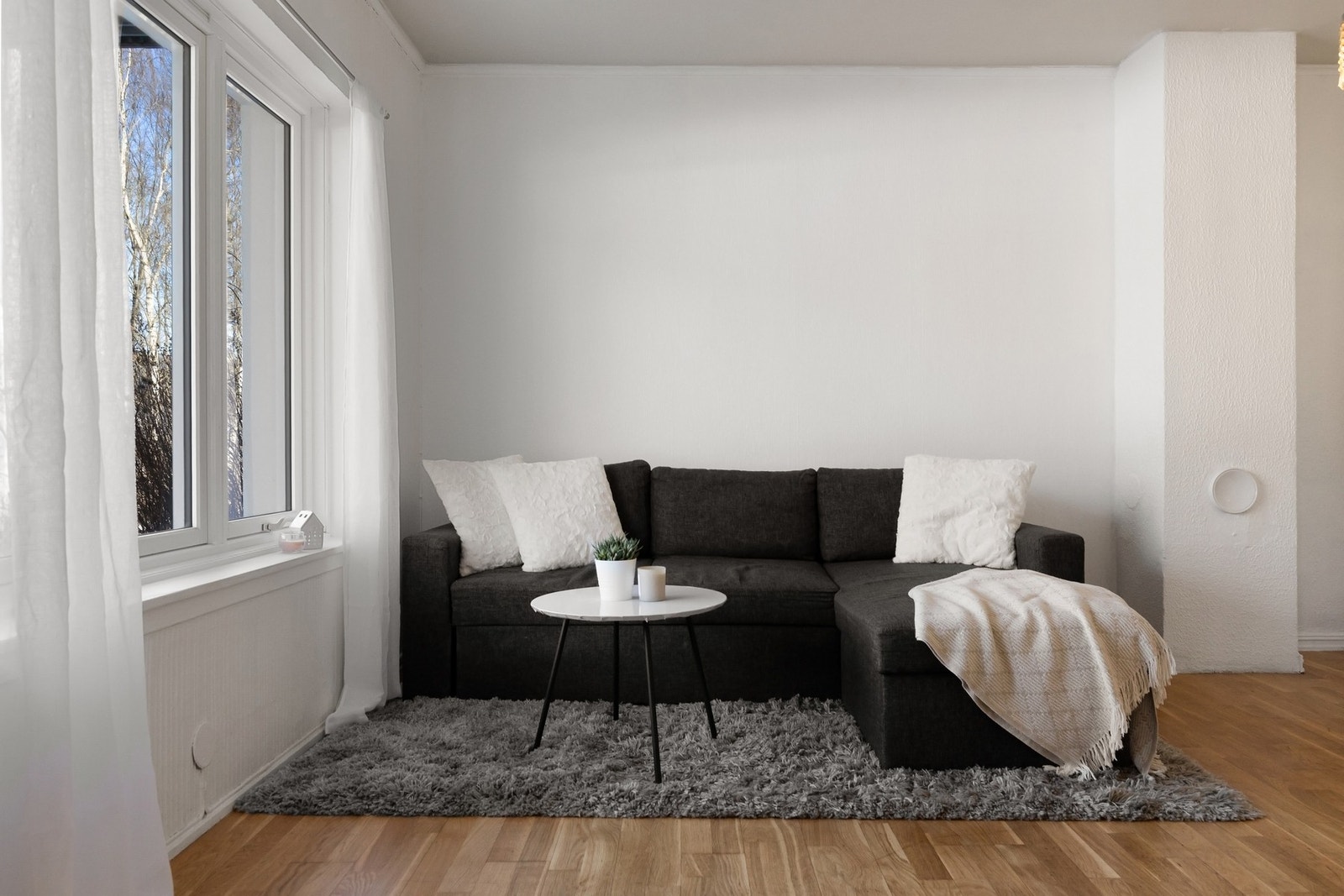 Nåværende eier har innredet med ett sofahjørne. Her har det vært god plass til både sofakrok og spisebord. Galleribilde