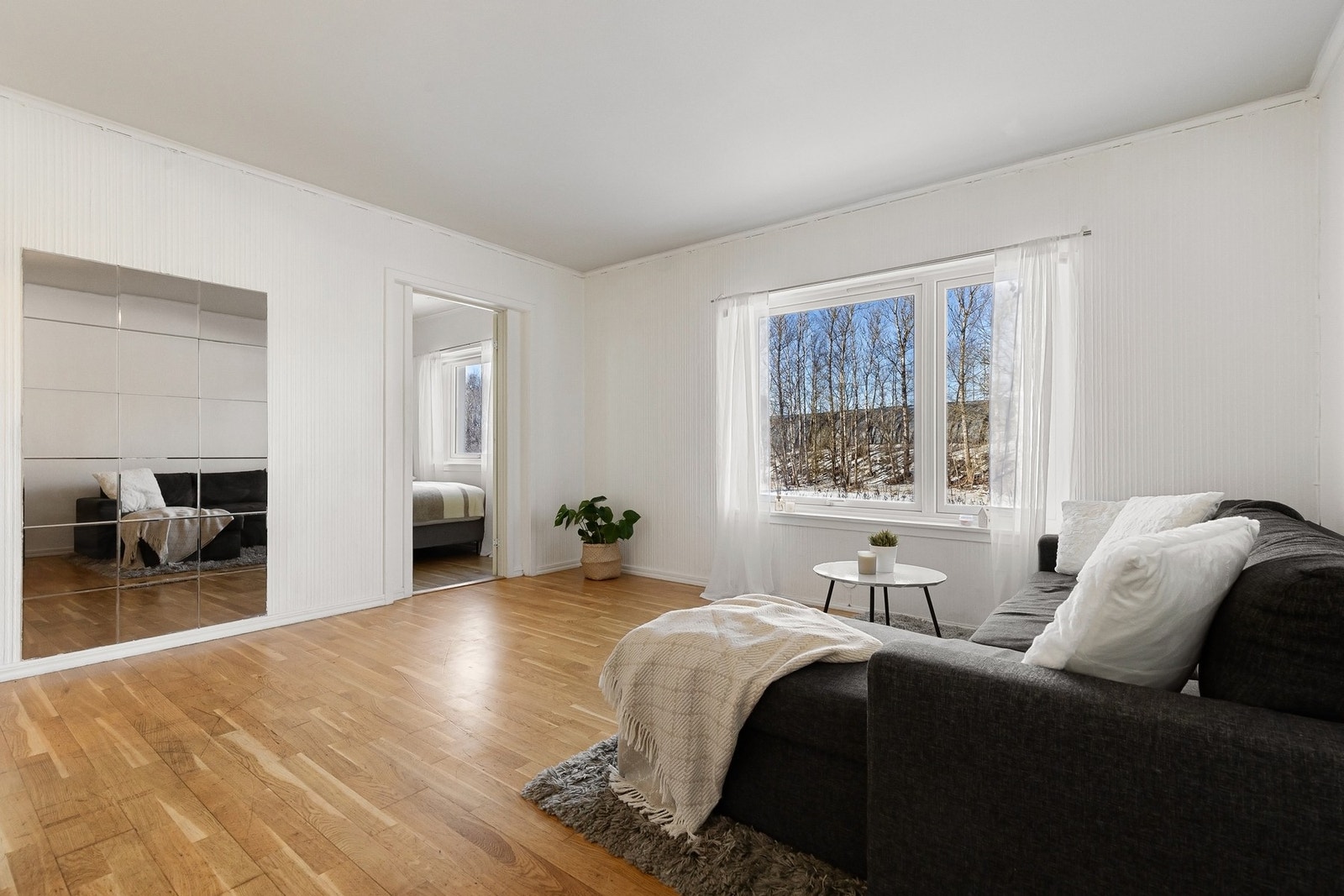 Alle vinduene i leiligheten vender mot et av de mange store grøntarealene som er en del av sameiets fellesarealer. Galleribilde