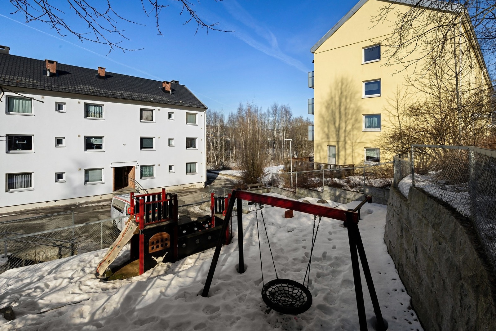 Området rundt boligen er rolig. Det er parkering utenfor boligen med muligheter for lading av el-bil. Galleribilde