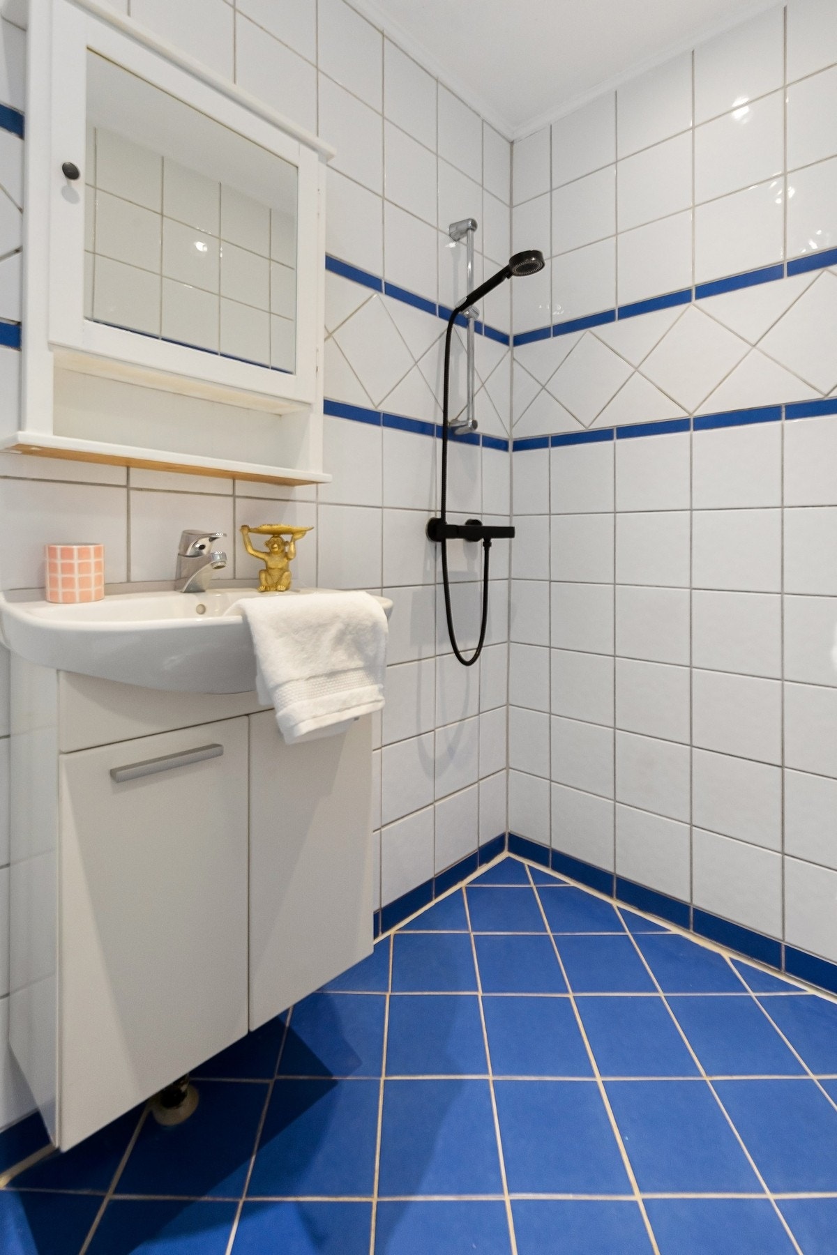 Badet er flislagt med varmekabler på gulvet. Det er i nyere tid byttet ut dusjhodet. Galleribilde