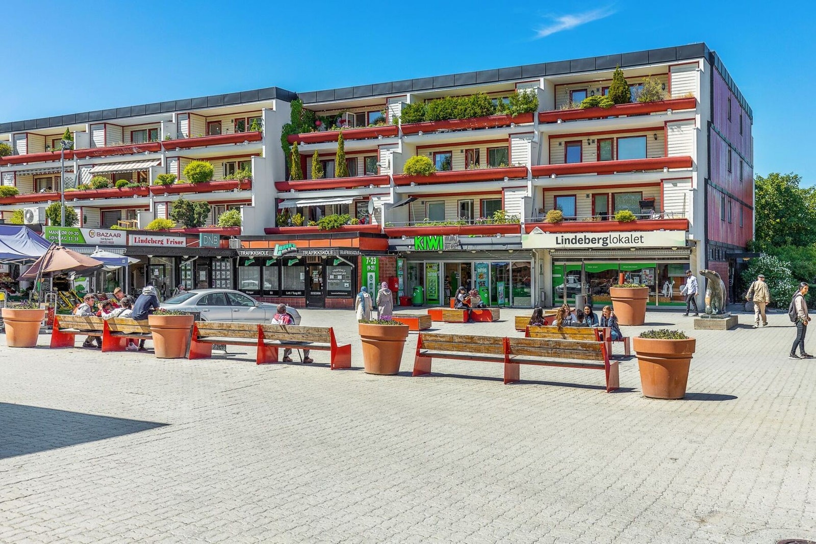 Lindeberg senteret er en kort spasertur unna - her finner du alt du trenger i hverdagen. Galleribilde