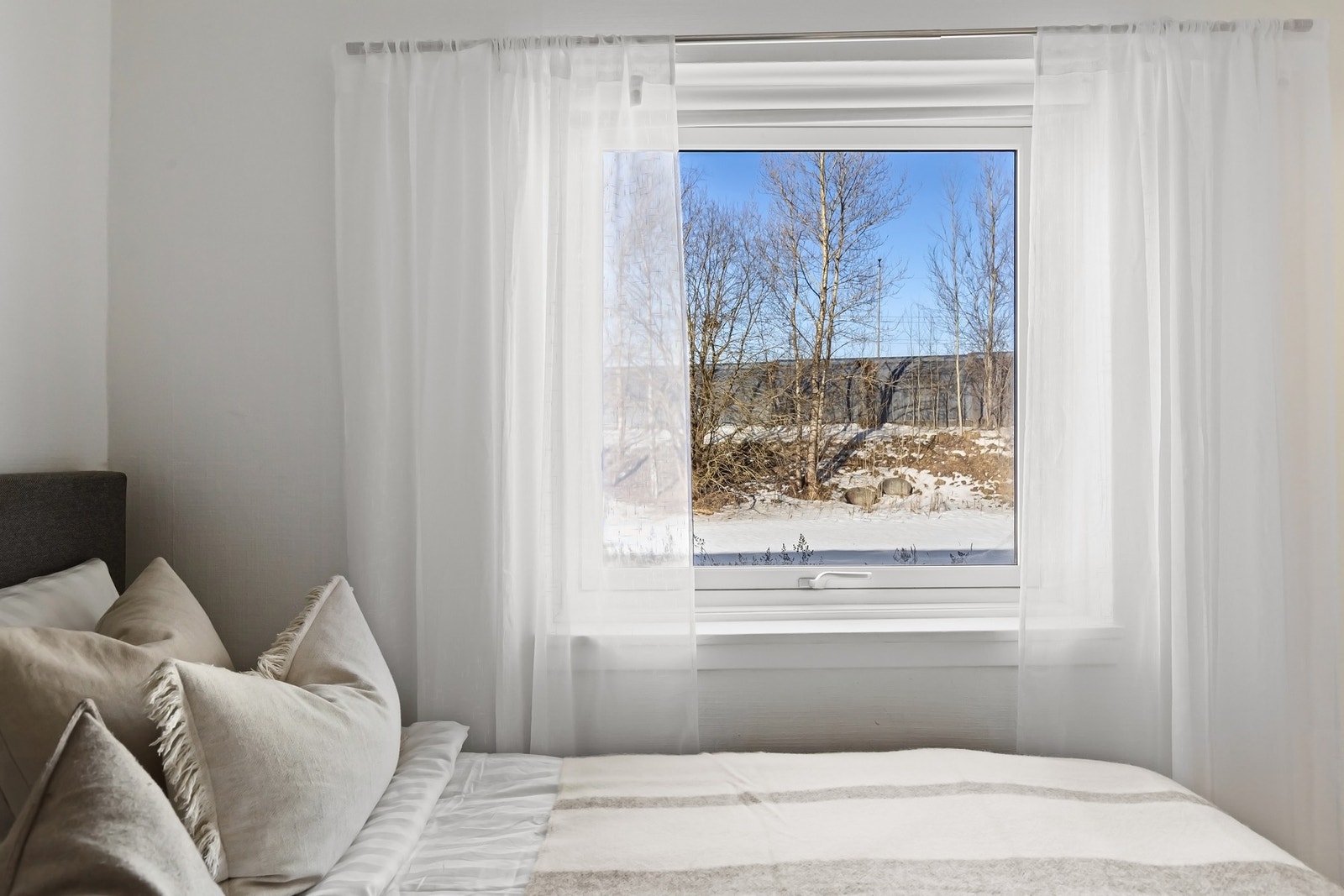 Rommet oppleves som lyst og behagelig da det vender direkte mot et rolig uteområde. Galleribilde