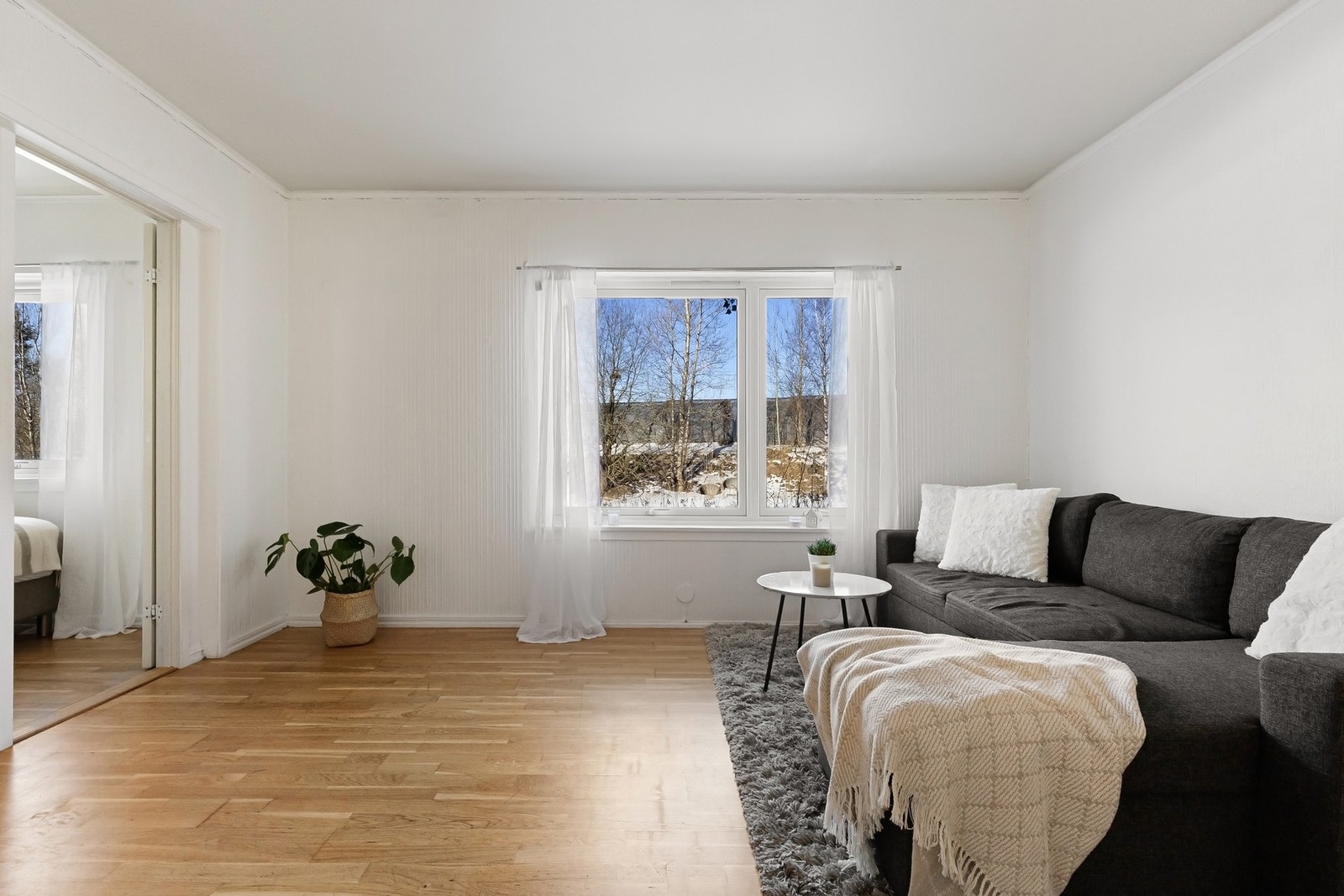 Stuen oppleves som meget praktisk med godt lys. Den vender mot store grønt arealer og oppleves meget innbydende. Galleribilde