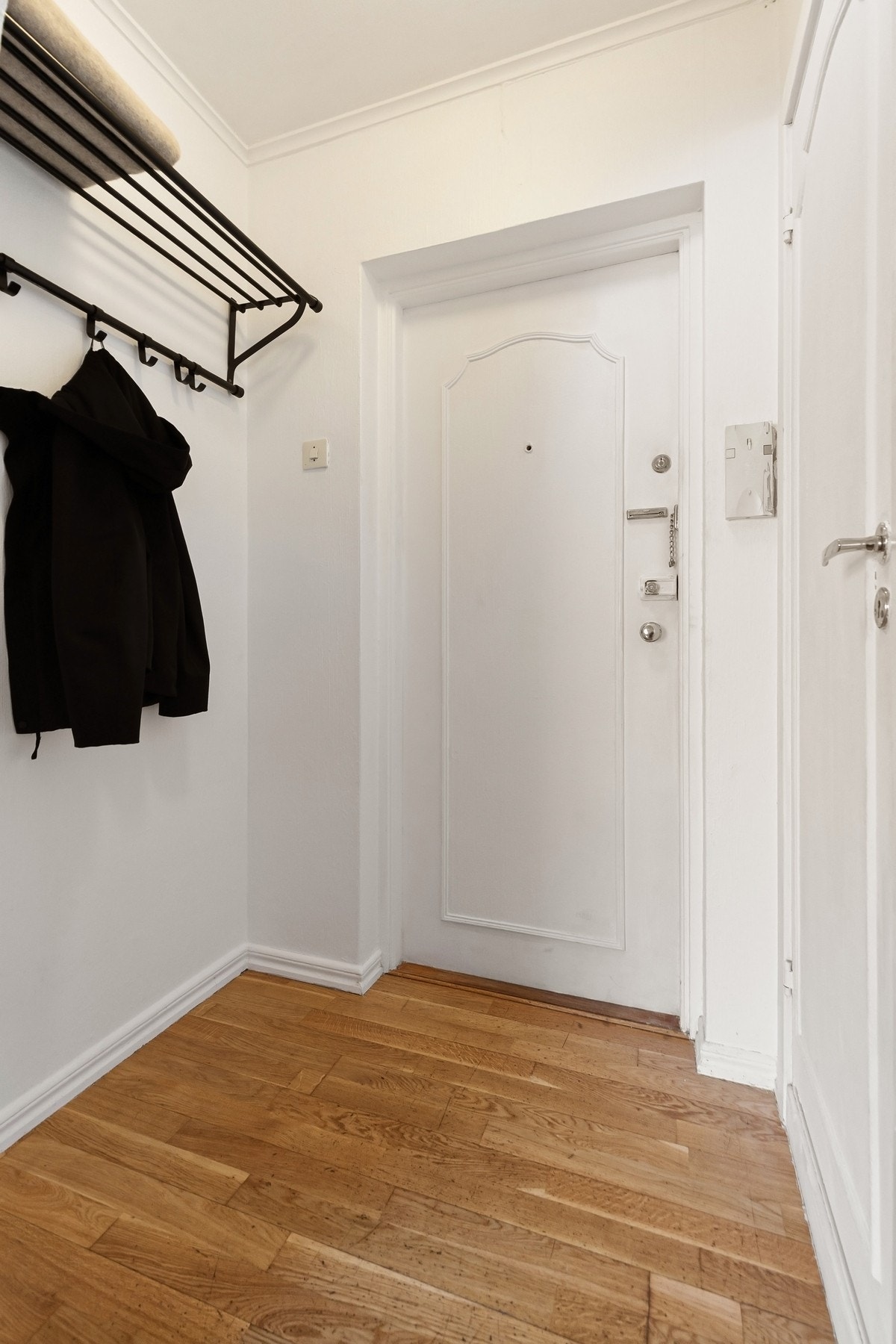 Videre ut fra entréen er det to boder av god størrelse og vaskekjeller - dette fungerer som et godt tilskudd til boligen. Galleribilde