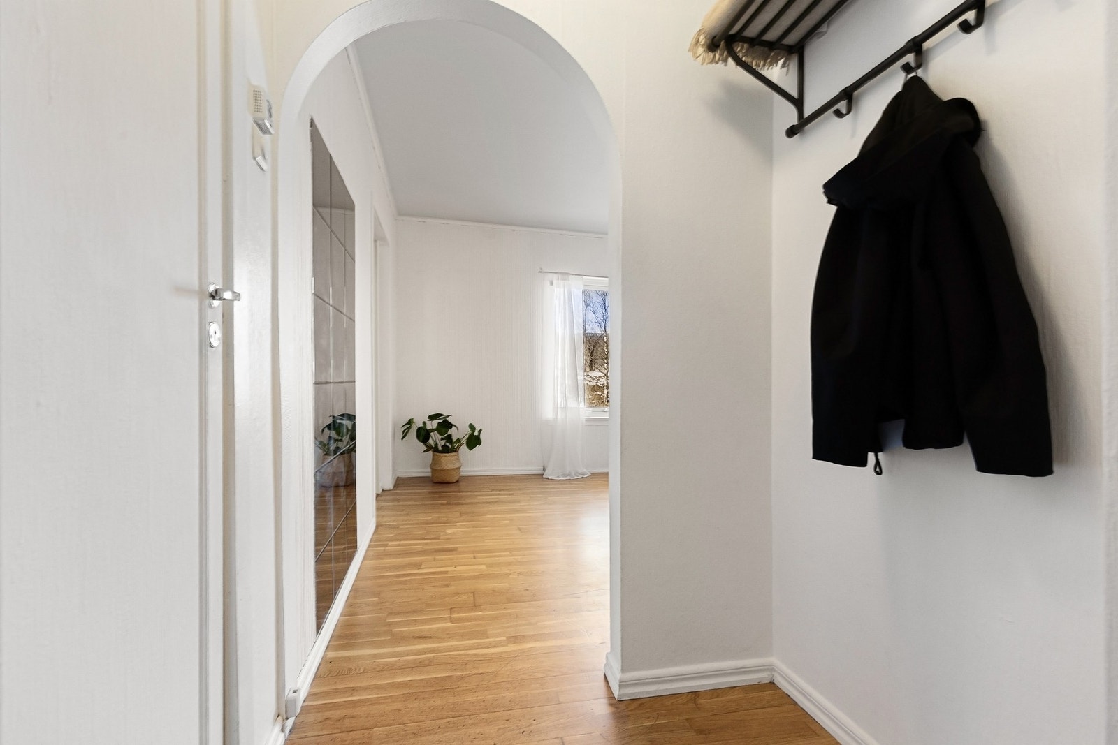 Du ønskes velkommen inn i en lys og praktisk entré som tar deg inn resten av boligen. Galleribilde