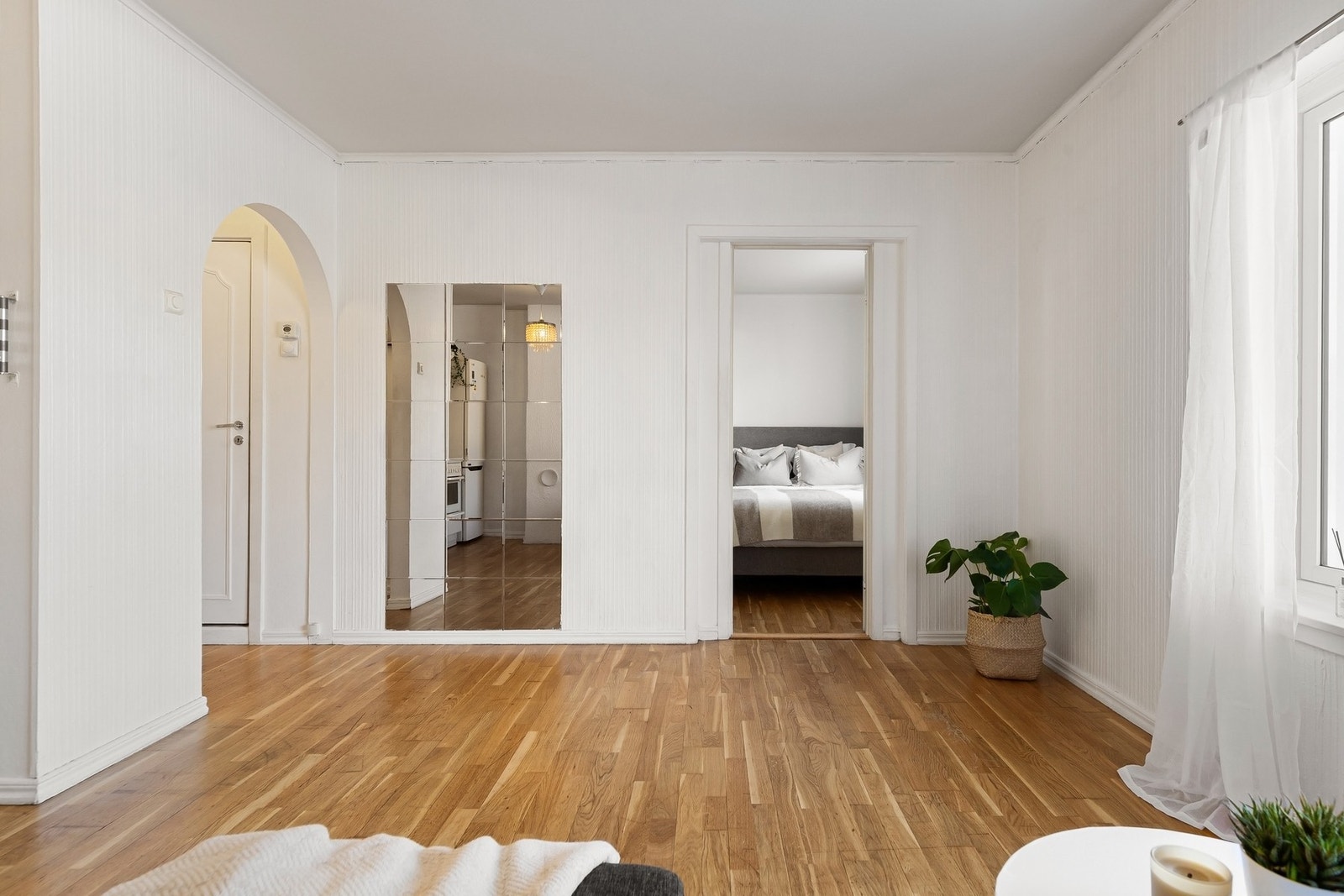 Videre fra stuen er det direkte adkomst inn til boligens soverom. Galleribilde