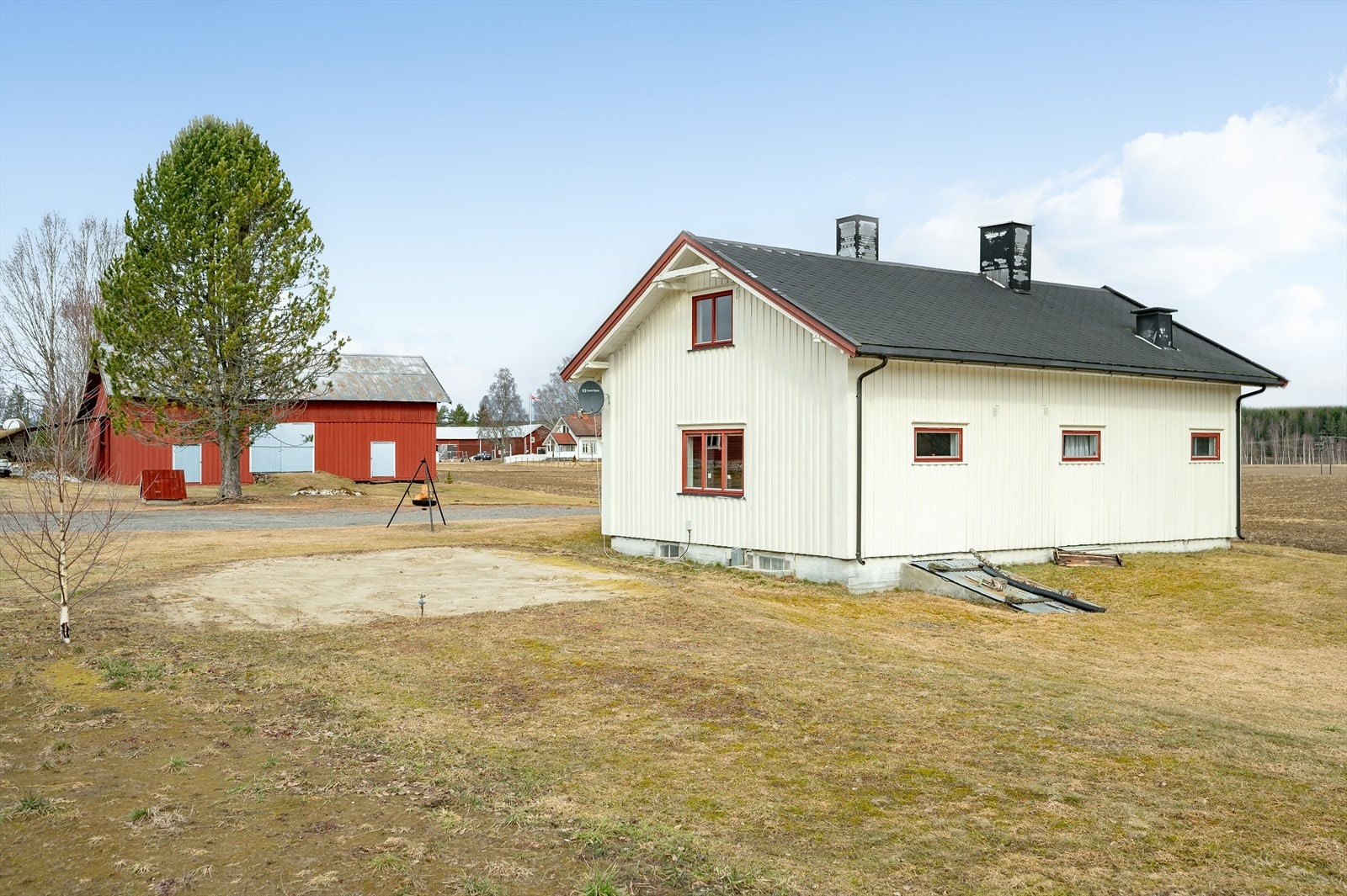 Eiendommen som har et areal på ca. 5,5 mål, er bebygd med en påforet og laftet enebolig, romslig låve, praktisk uthus og to fine tømmerbygninger som i sin tid ble benyttet som stabbur og fjøs. Galleribilde