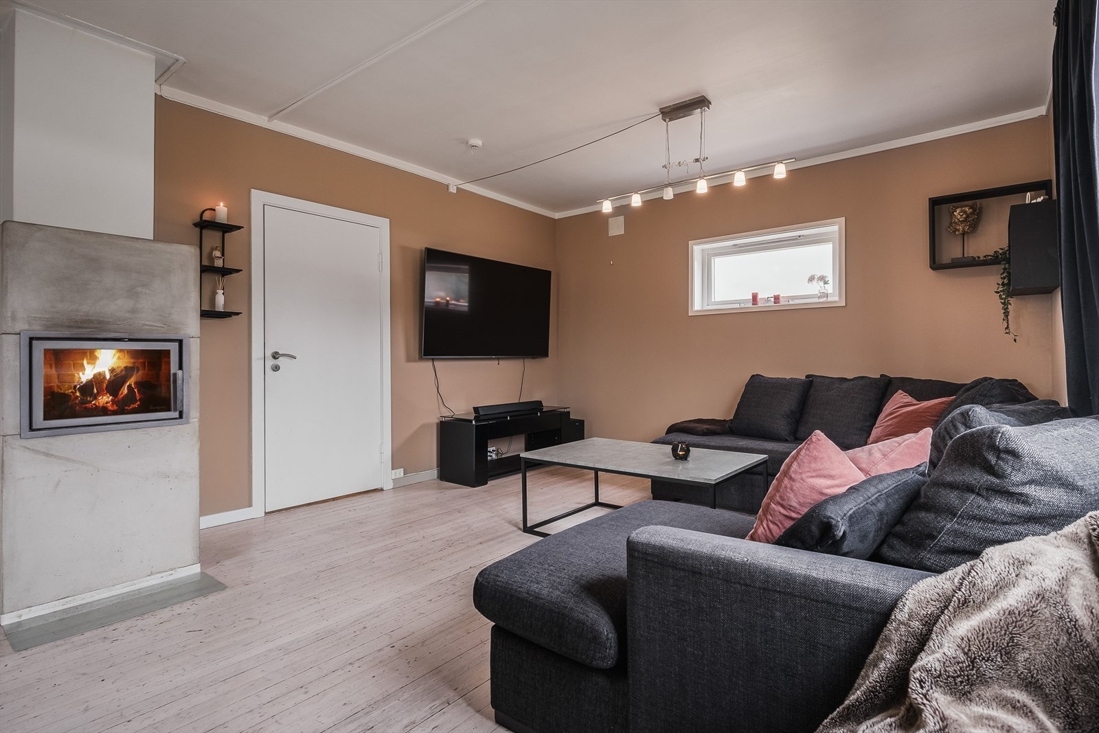 I stuen står en peisovn som sørger for god varme på de kaldere dagene, eller om man bare vil fyre for kosens skyld. Galleribilde