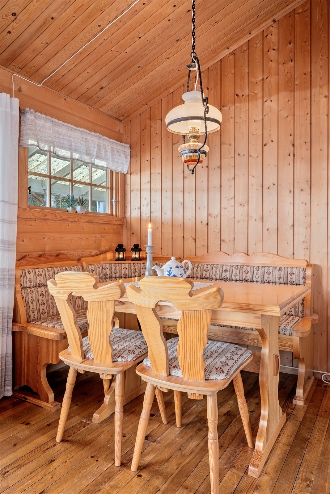 Stuen er naturlig inndelt i ulike soner, og det passer utmerket å innrede med spisebord nærmest kjøkkenet. Galleribilde