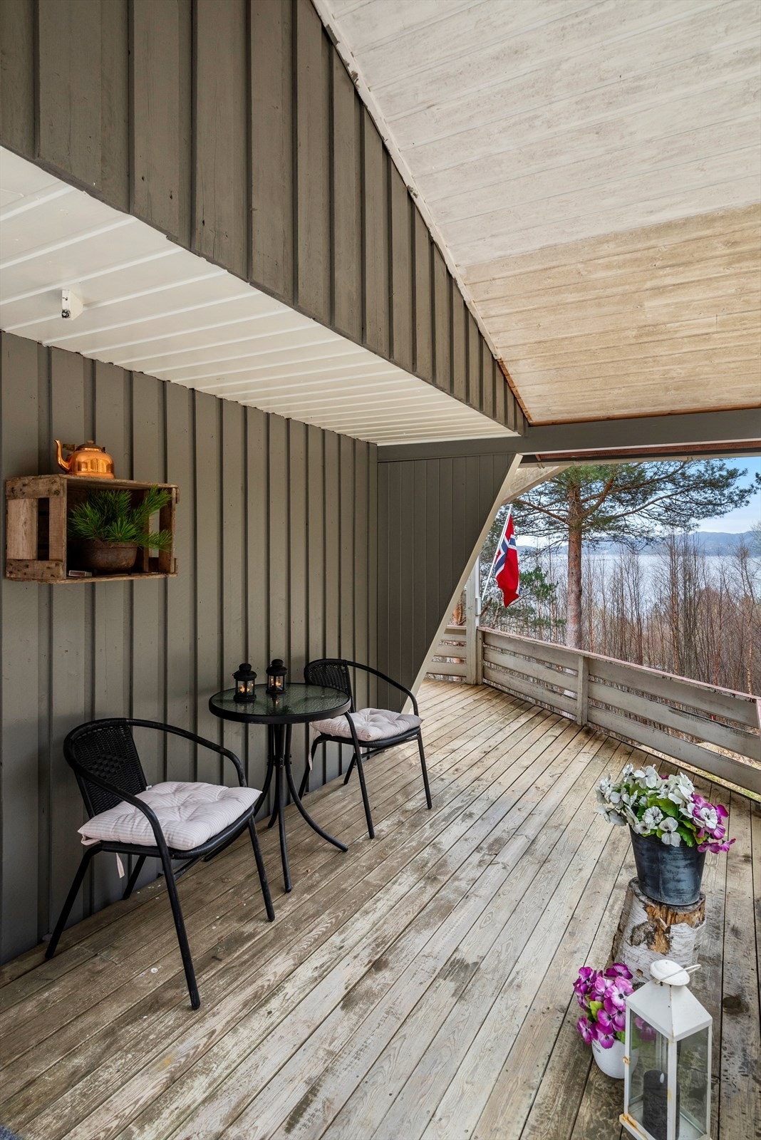 Her kan man sitte i ly for vind og vær, men samtidig nyte den flotte atmosfæren og utsikten. Galleribilde