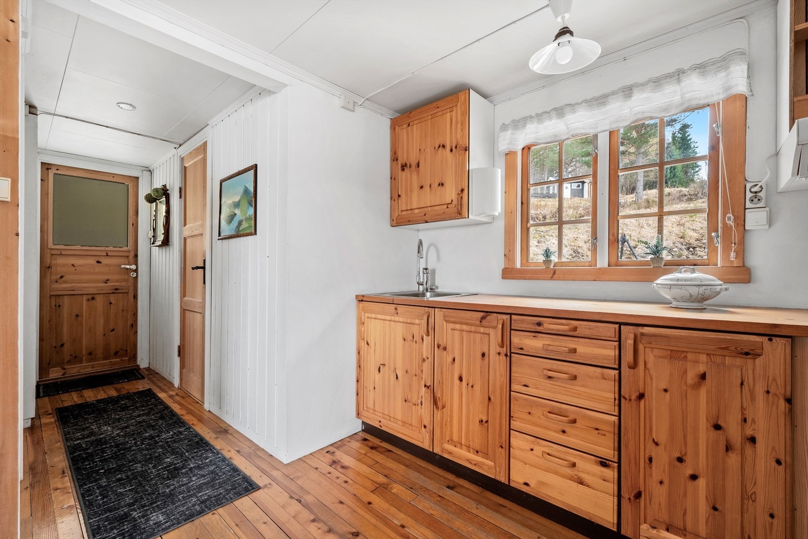 Kjøkkenet er enkelt, men har likevel godt med skapplass til feriedagene. Galleribilde